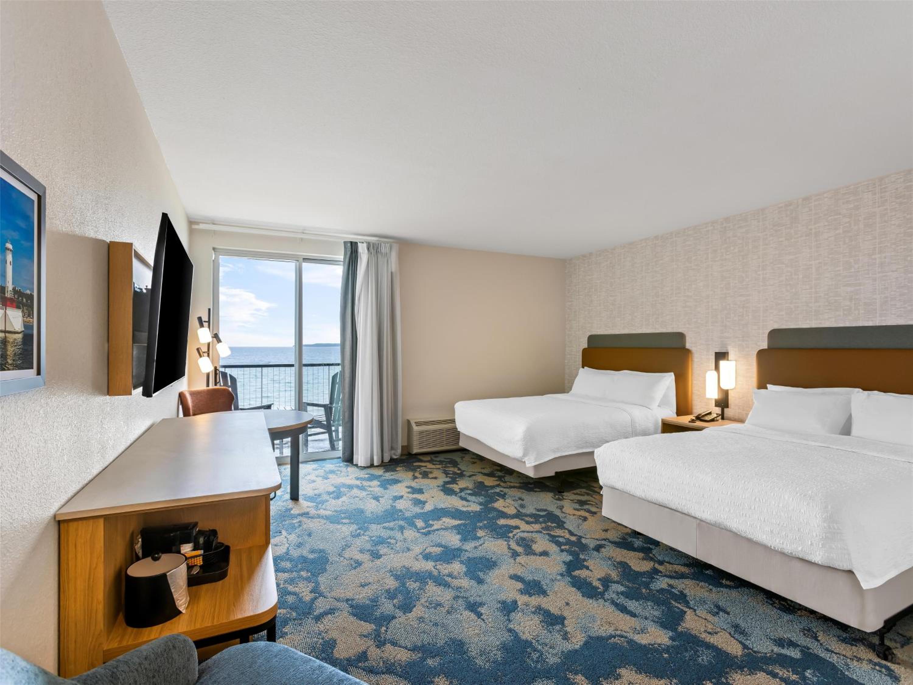 Queen Room with Two Queen Beds and Tub - Balcony - Hearing Accessible - Photo 6
