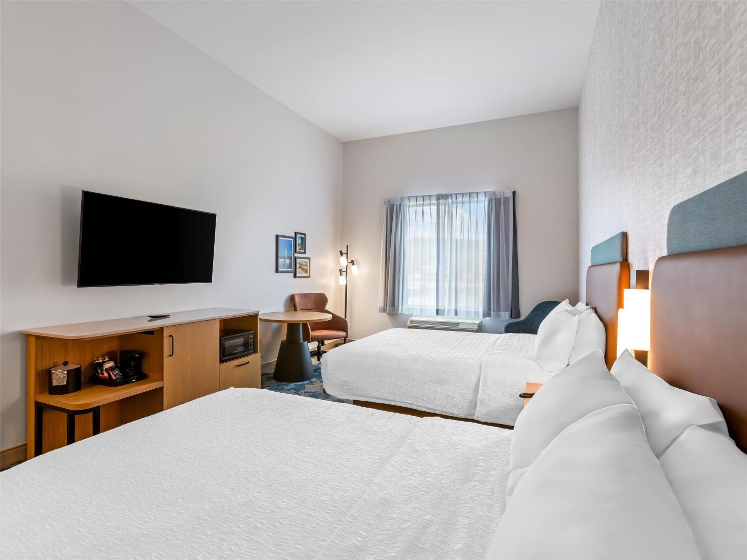 Queen Room with Two Queen Beds - Photo 2