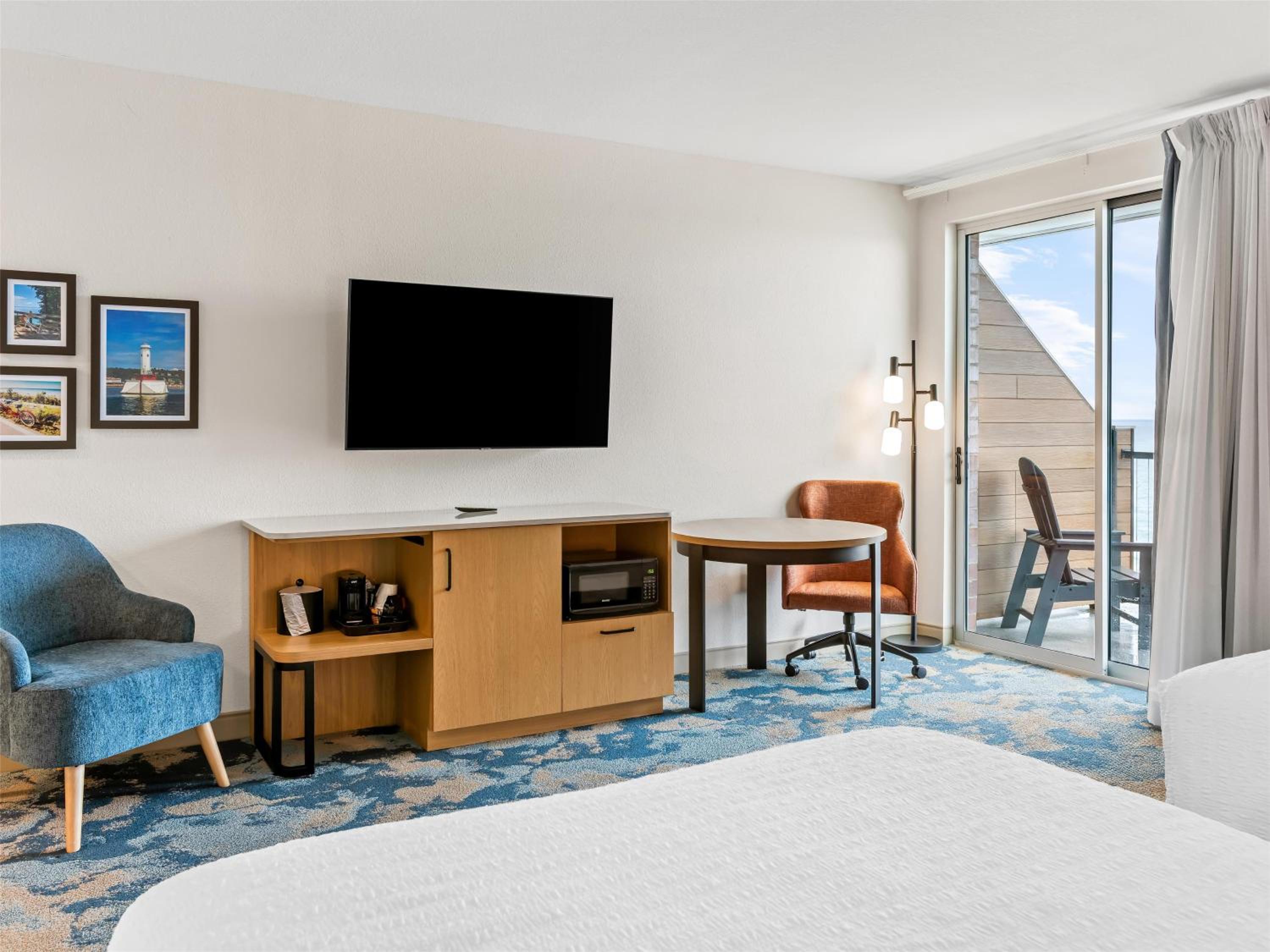 Queen Room with Two Queen Beds and Tub - Balcony - Hearing Accessible - Photo 3