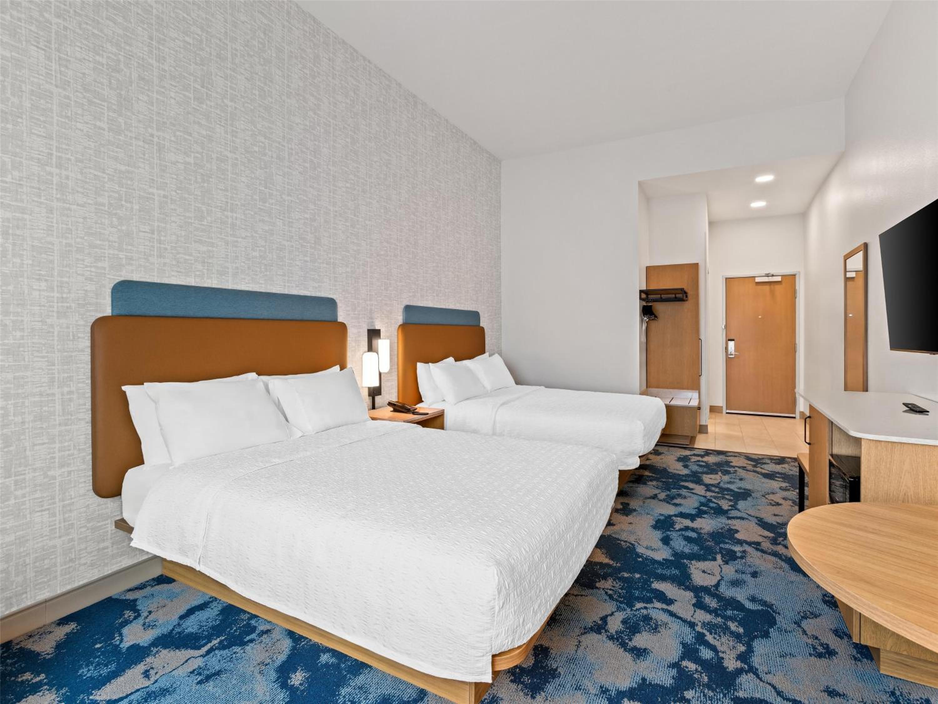 Queen Room with Two Queen Beds - Photo 7