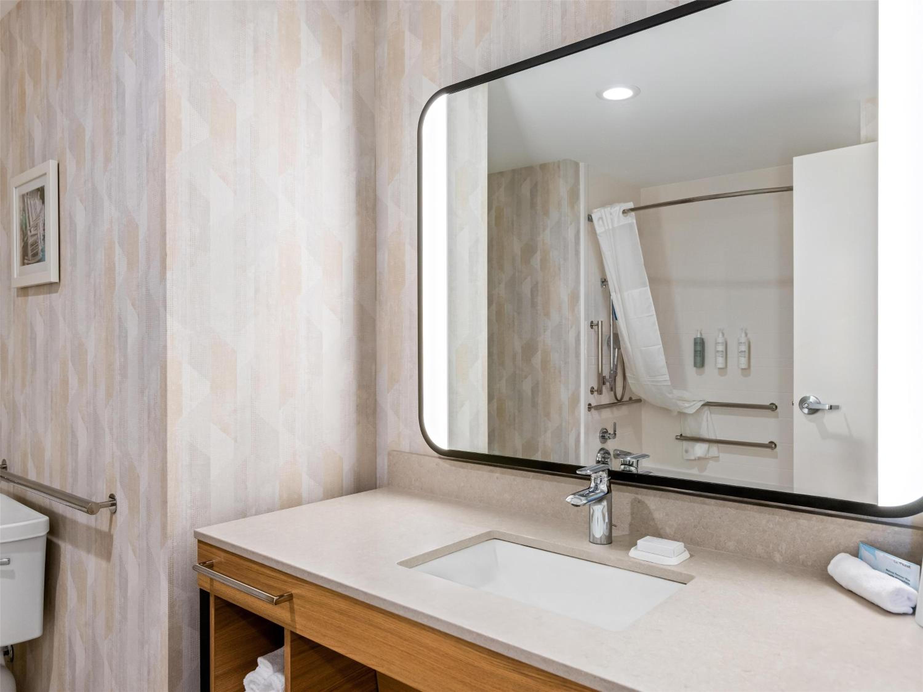 Queen Room with Two Queen Beds and Tub - Balcony - Hearing Accessible - Photo 2