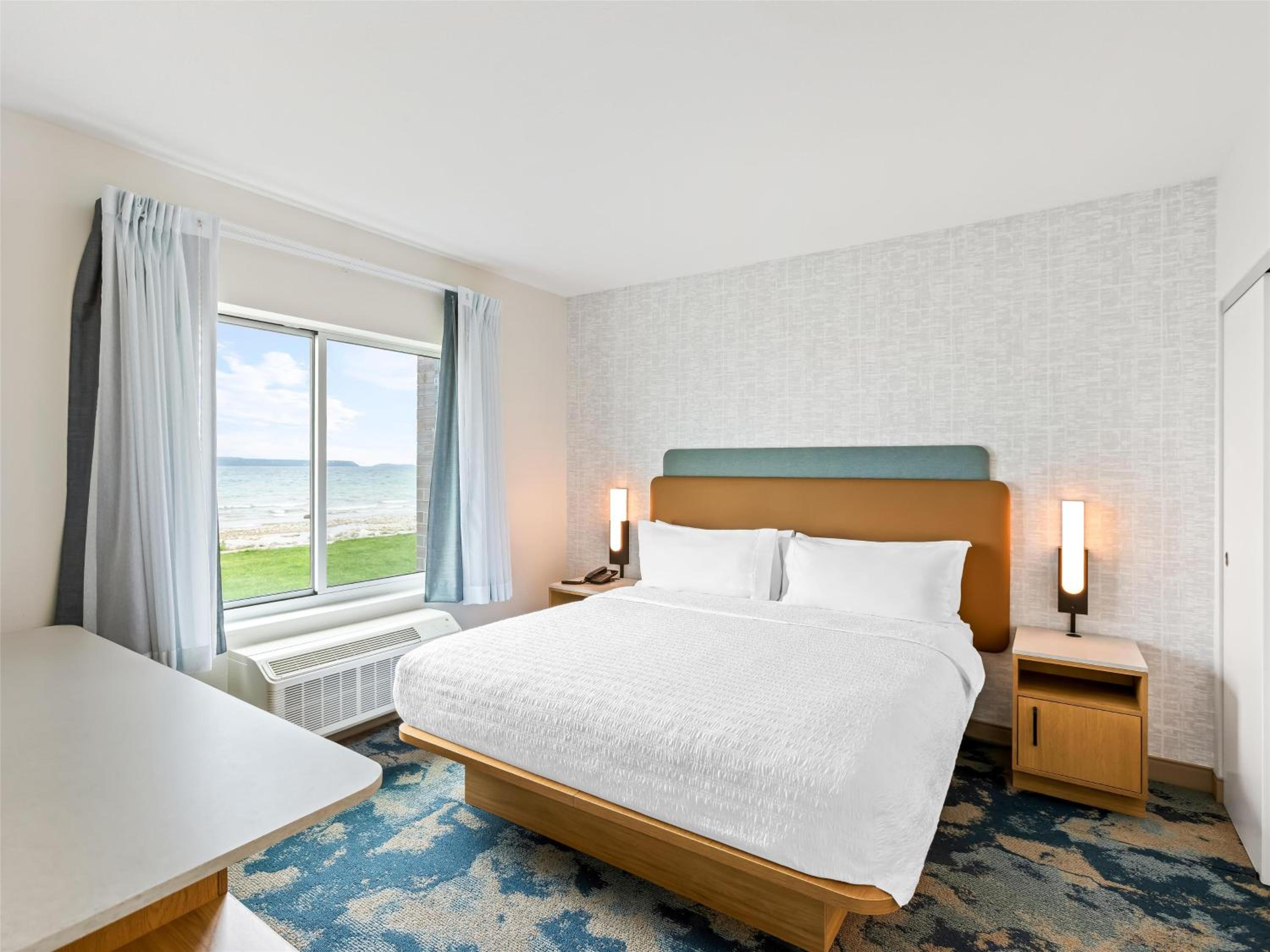 One-Bedroom King Suite with Lake View and Kitchenette - Photo 9
