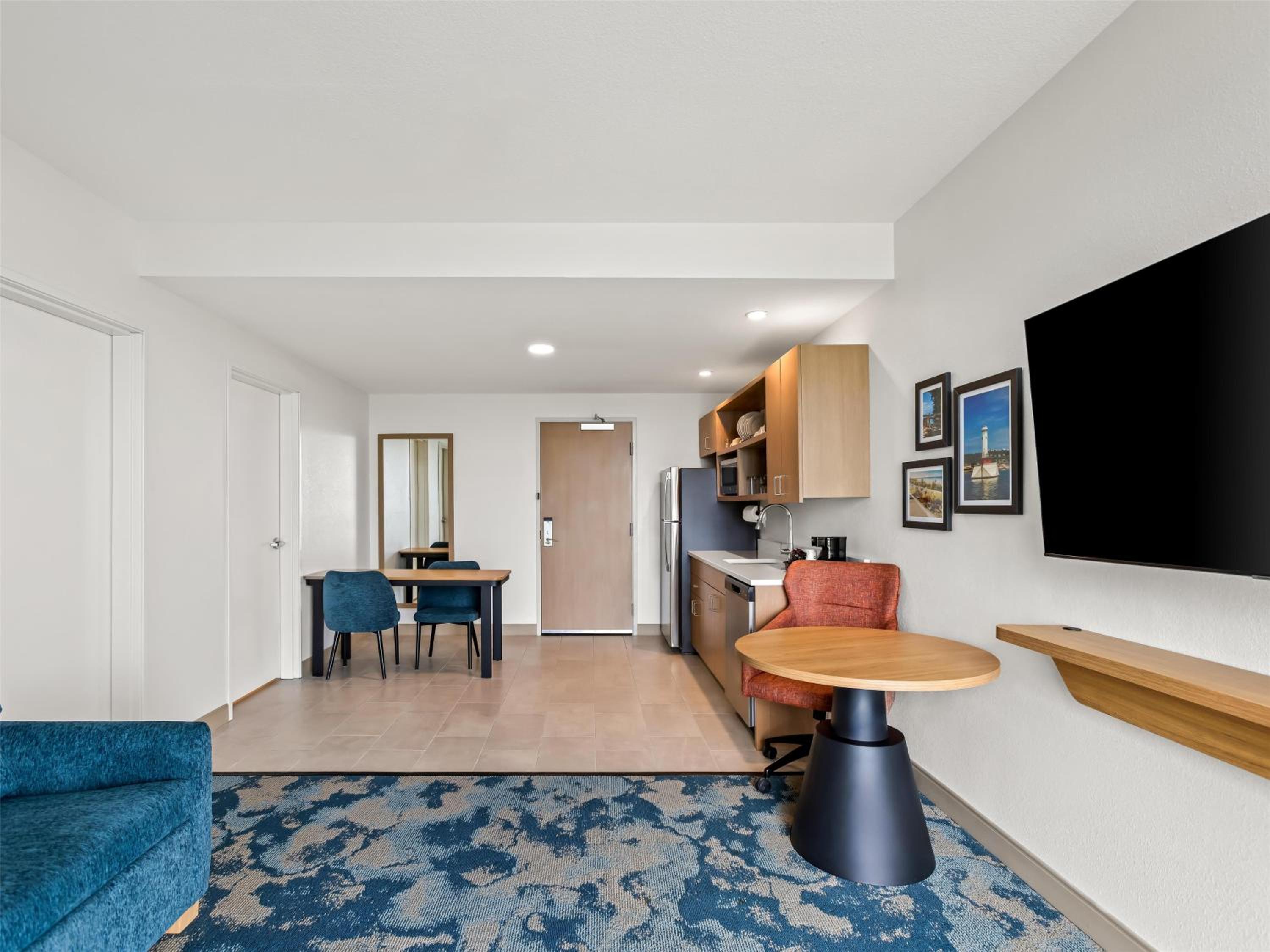 One-Bedroom King Suite with Lake View and Kitchenette - Photo 5