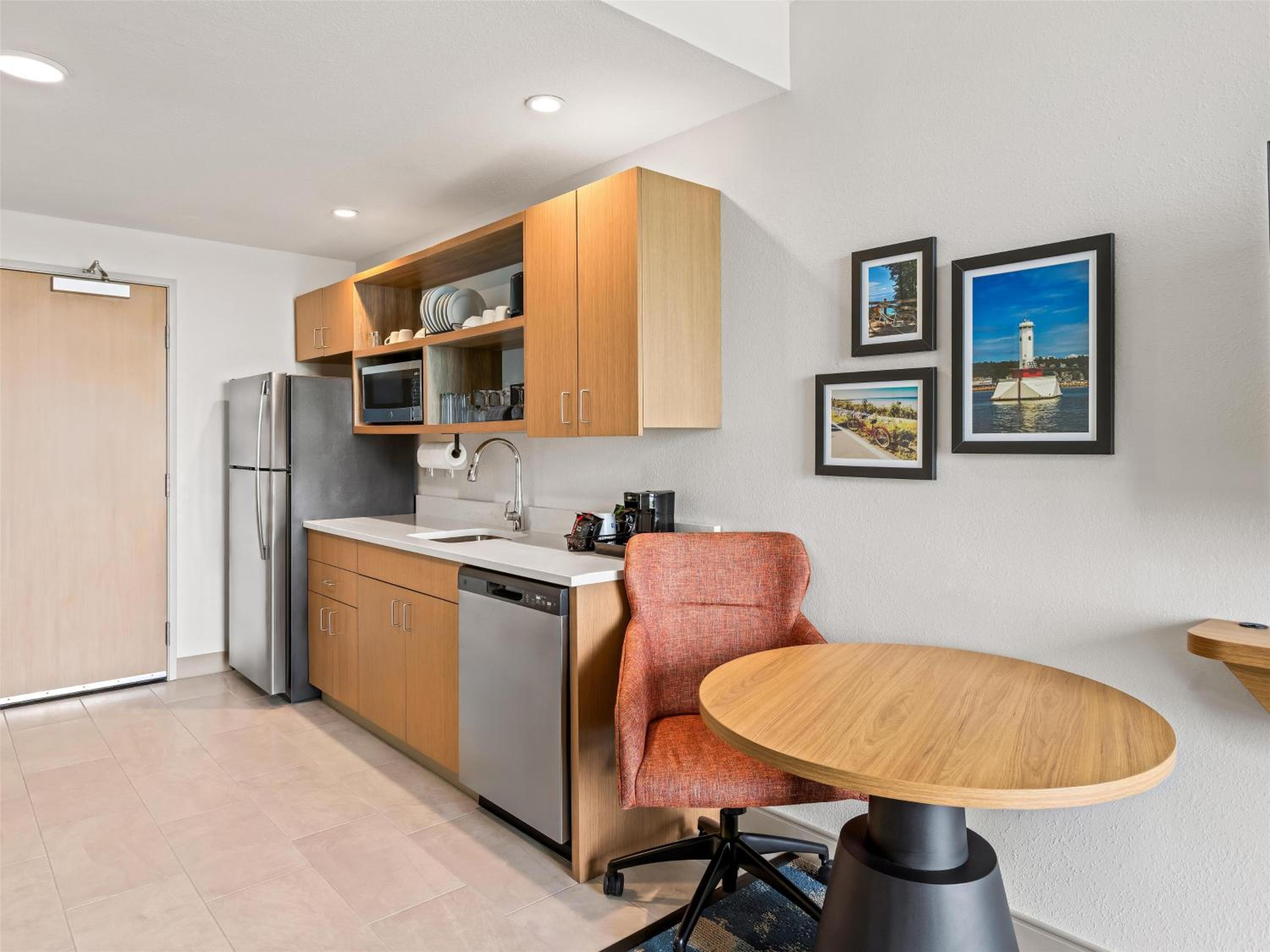 One-Bedroom King Suite with Lake View and Kitchenette - Photo 8