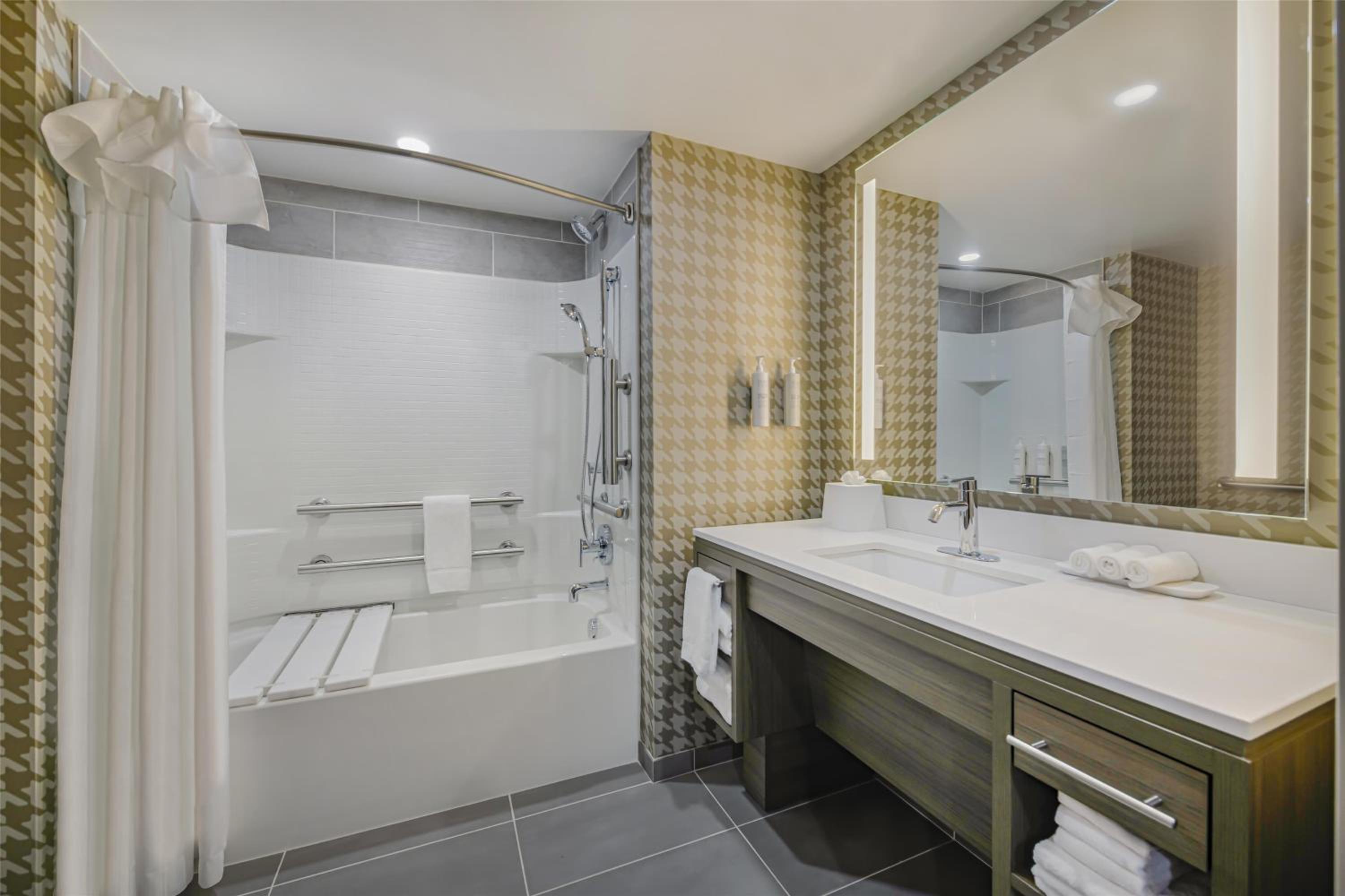 Queen Studio With Two Queen Beds And Tub - Water View - Photo 2