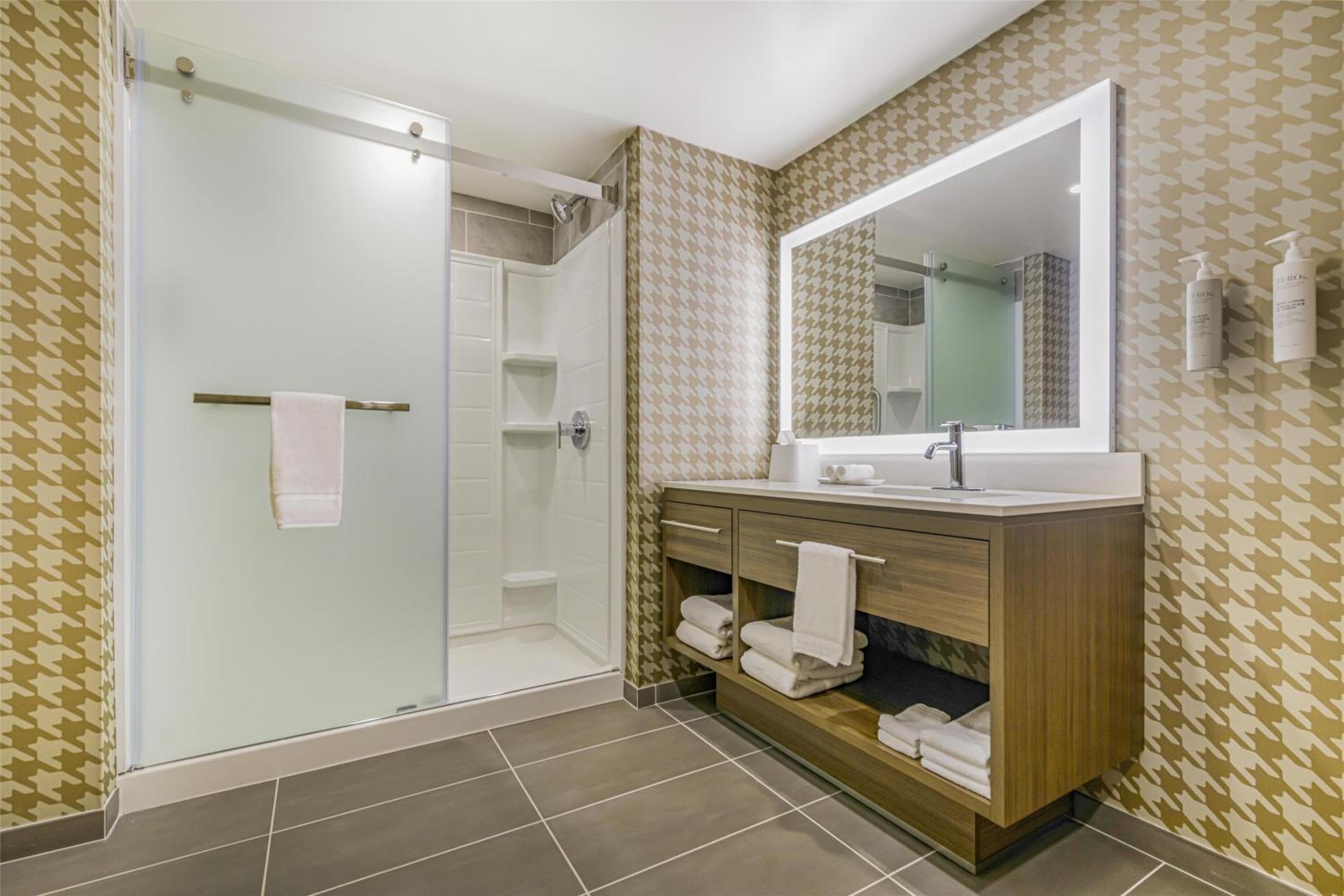 One-Bedroom King Suite - Photo 2