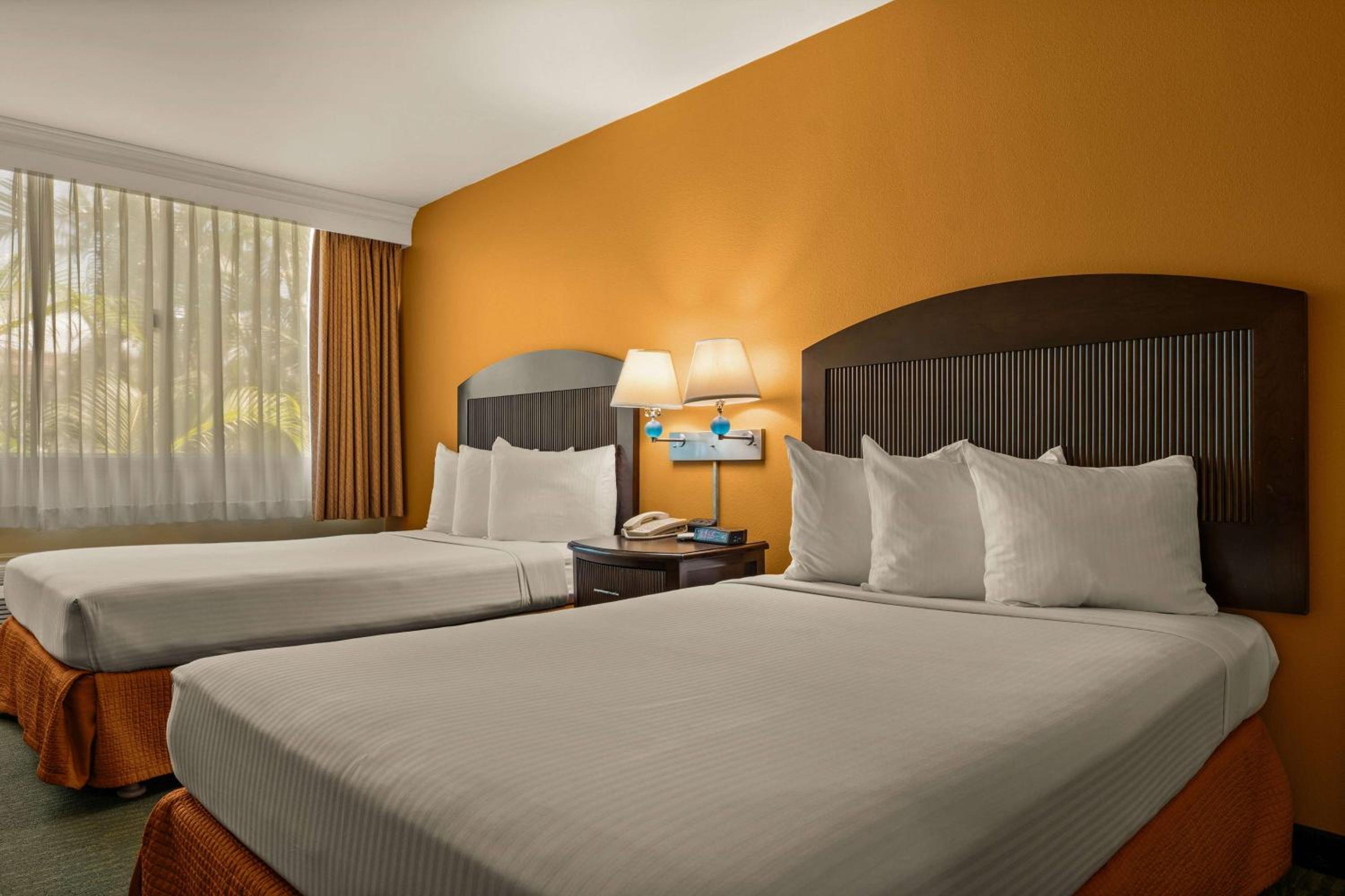 Double Room with Two Double Beds and Tub with Grab Bars - Mobility/Hearing Accessible - Non-Smoking - Photo 2