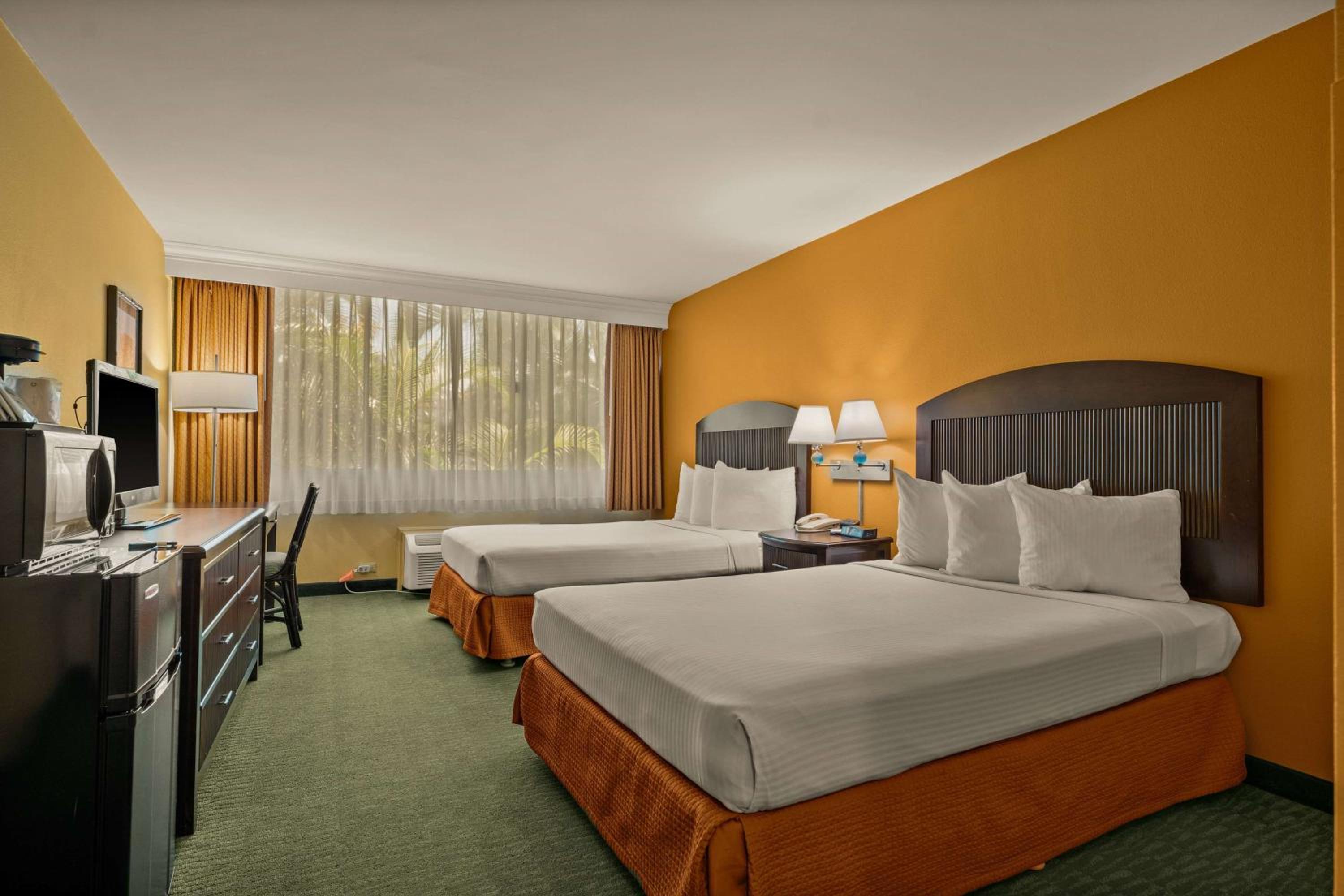 Double Room with Two Double Beds and Tub with Grab Bars - Mobility/Hearing Accessible - Non-Smoking - Photo 3
