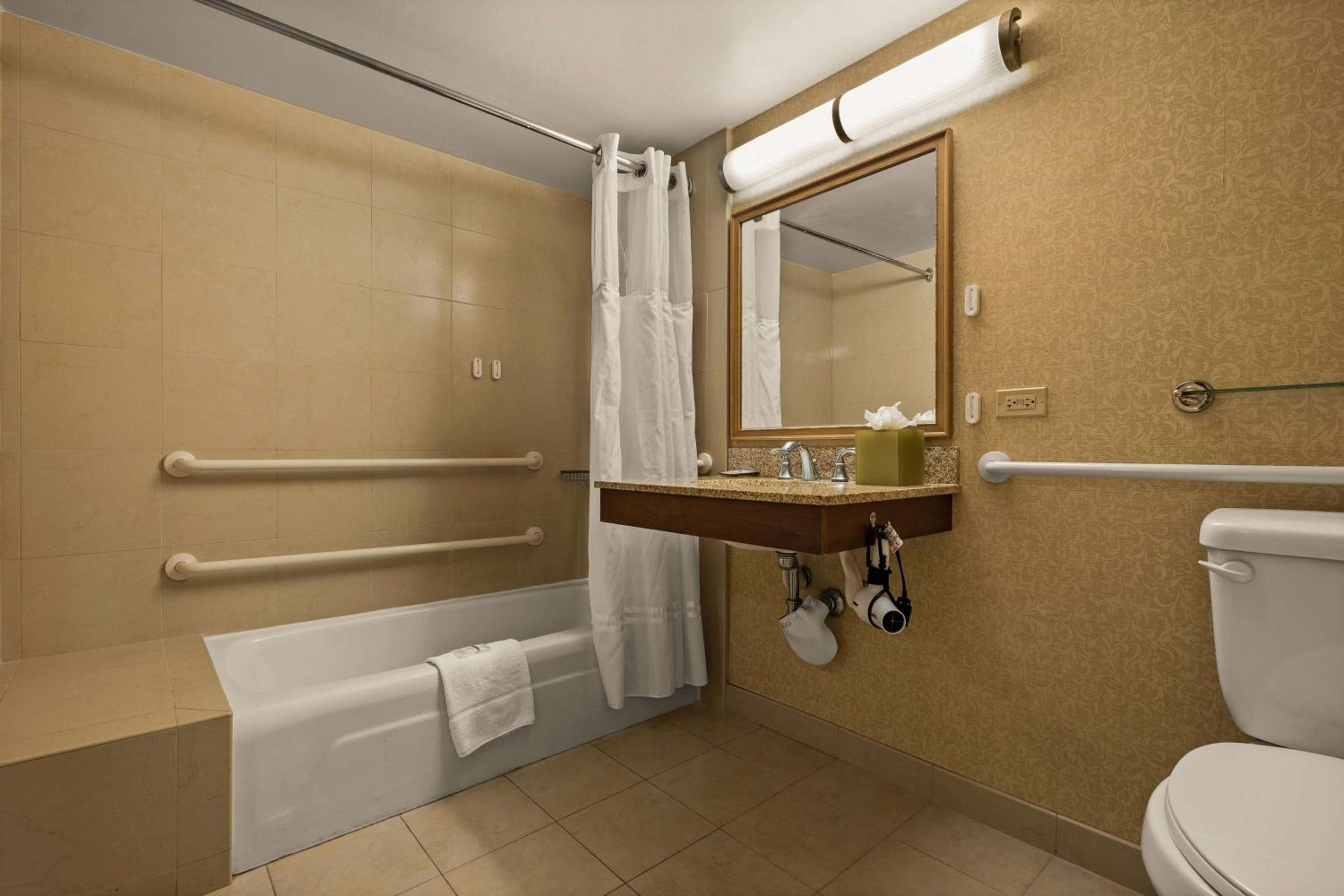 Double Room with Two Double Beds and Tub with Grab Bars - Mobility/Hearing Accessible - Non-Smoking - Photo 6