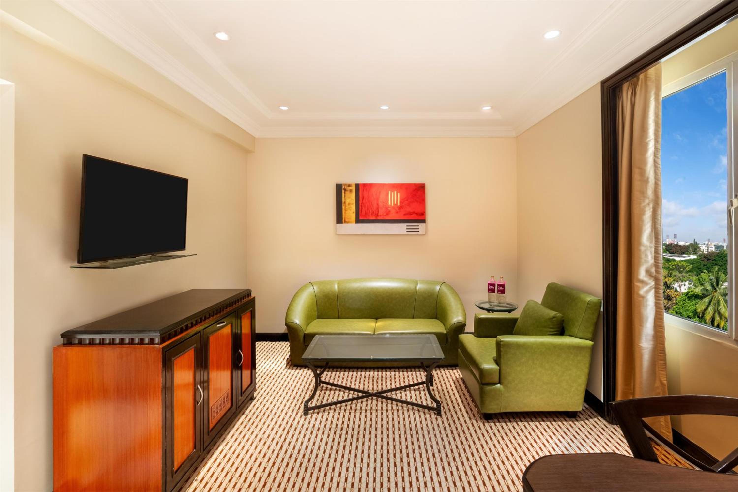 Suite with 15% off on Laundry & Spa services, Happy Hours 1+1 on select beverages photo 3
