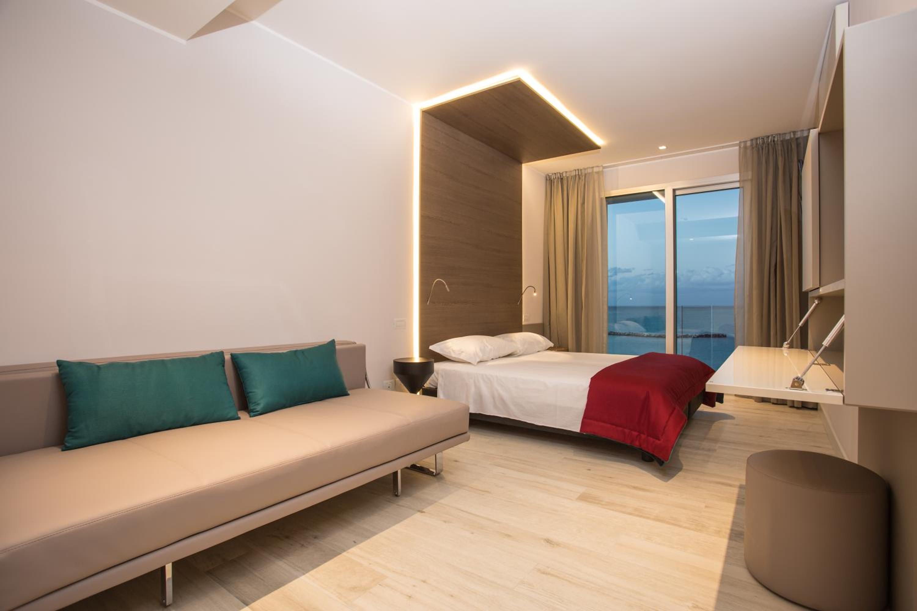 Quadruple Room with Sea View - Photo 3