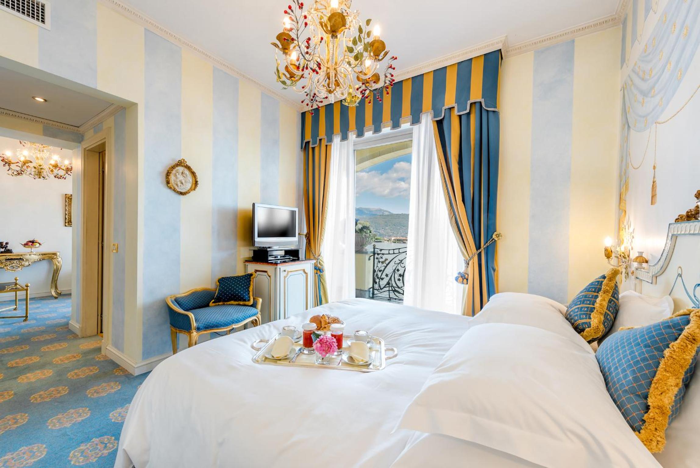 Superior Suite with Lake View - Photo 14