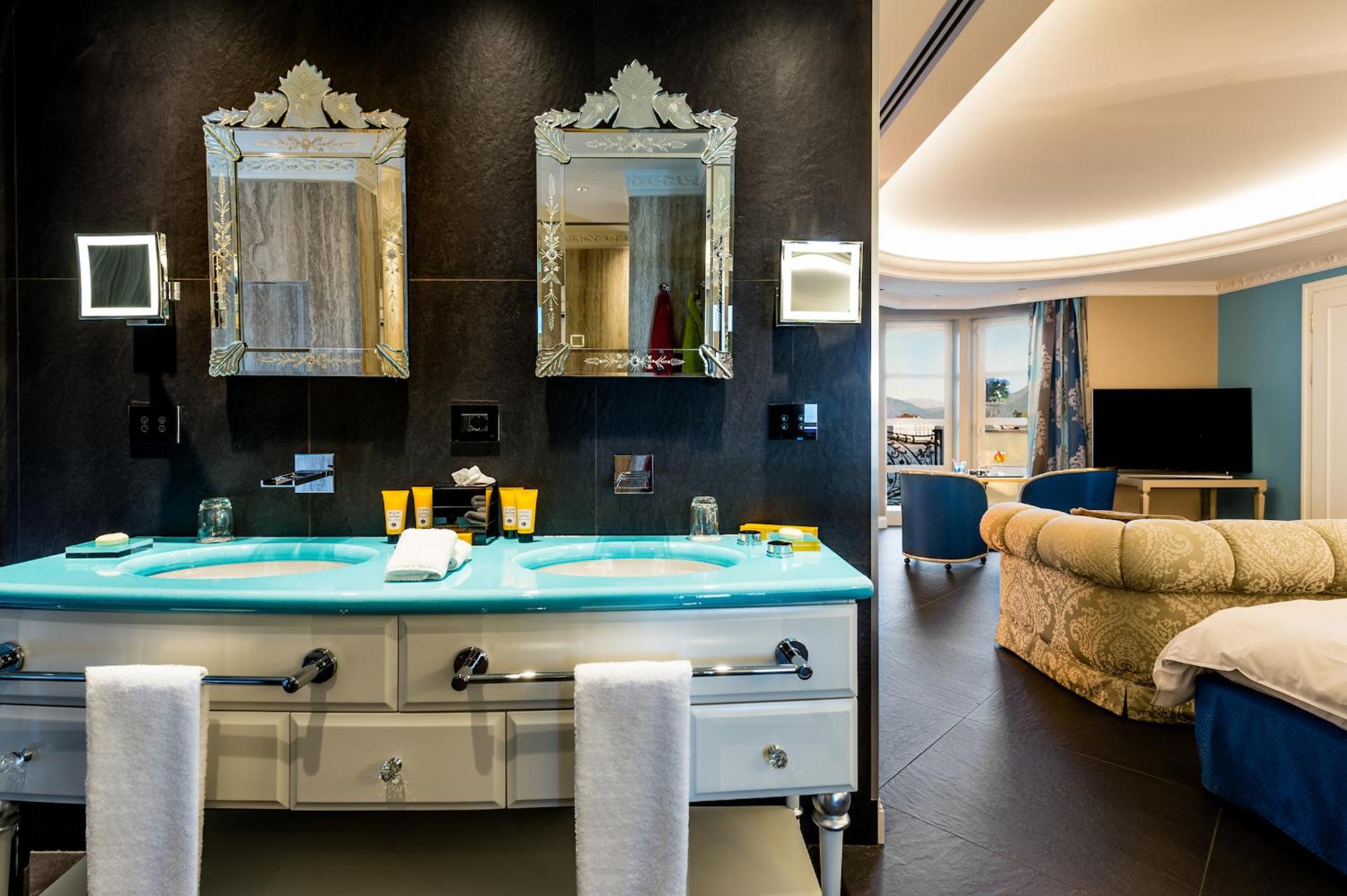 Superior Suite with Lake View - Photo 15
