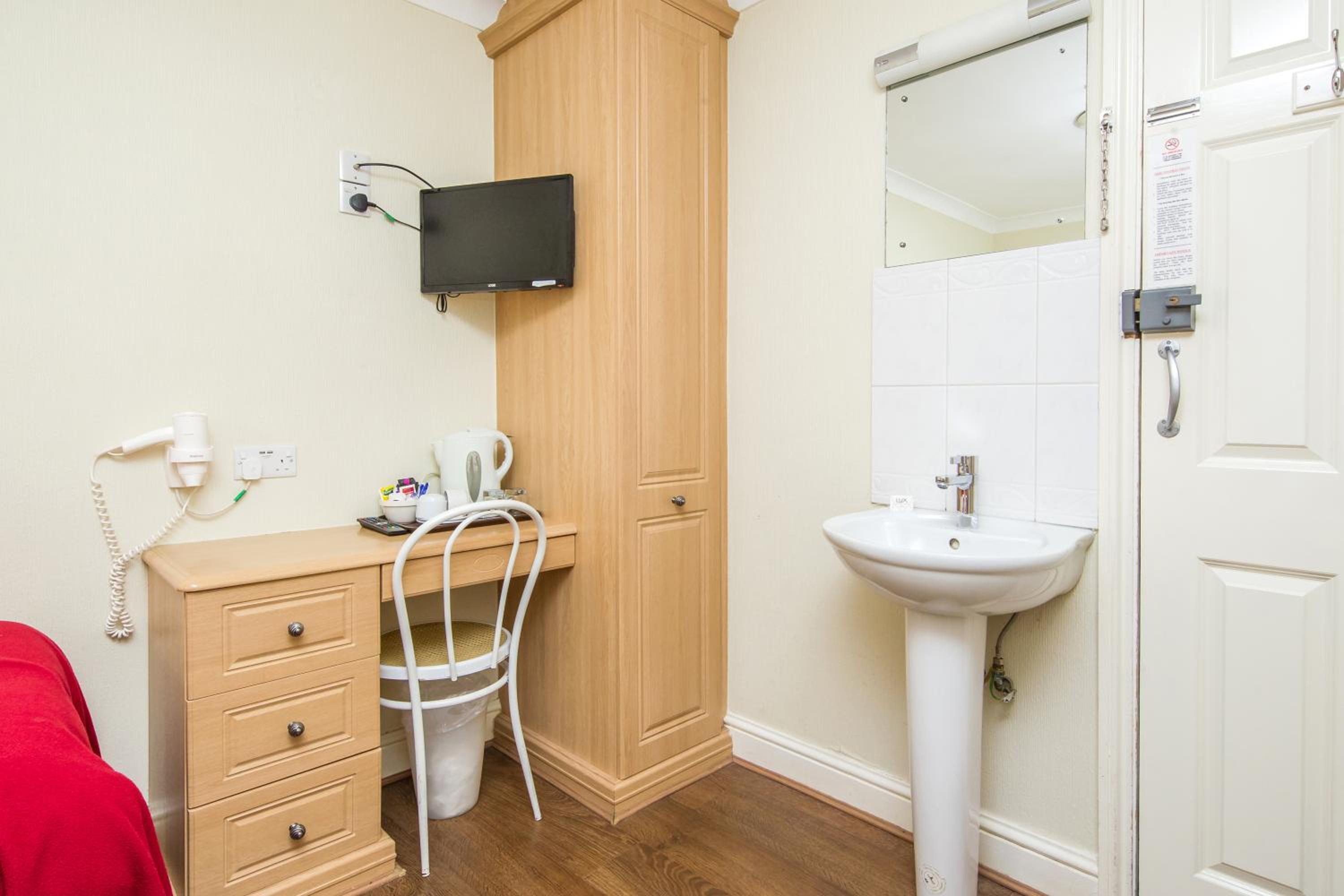 Twin Room with Shared Bathroom photo 1