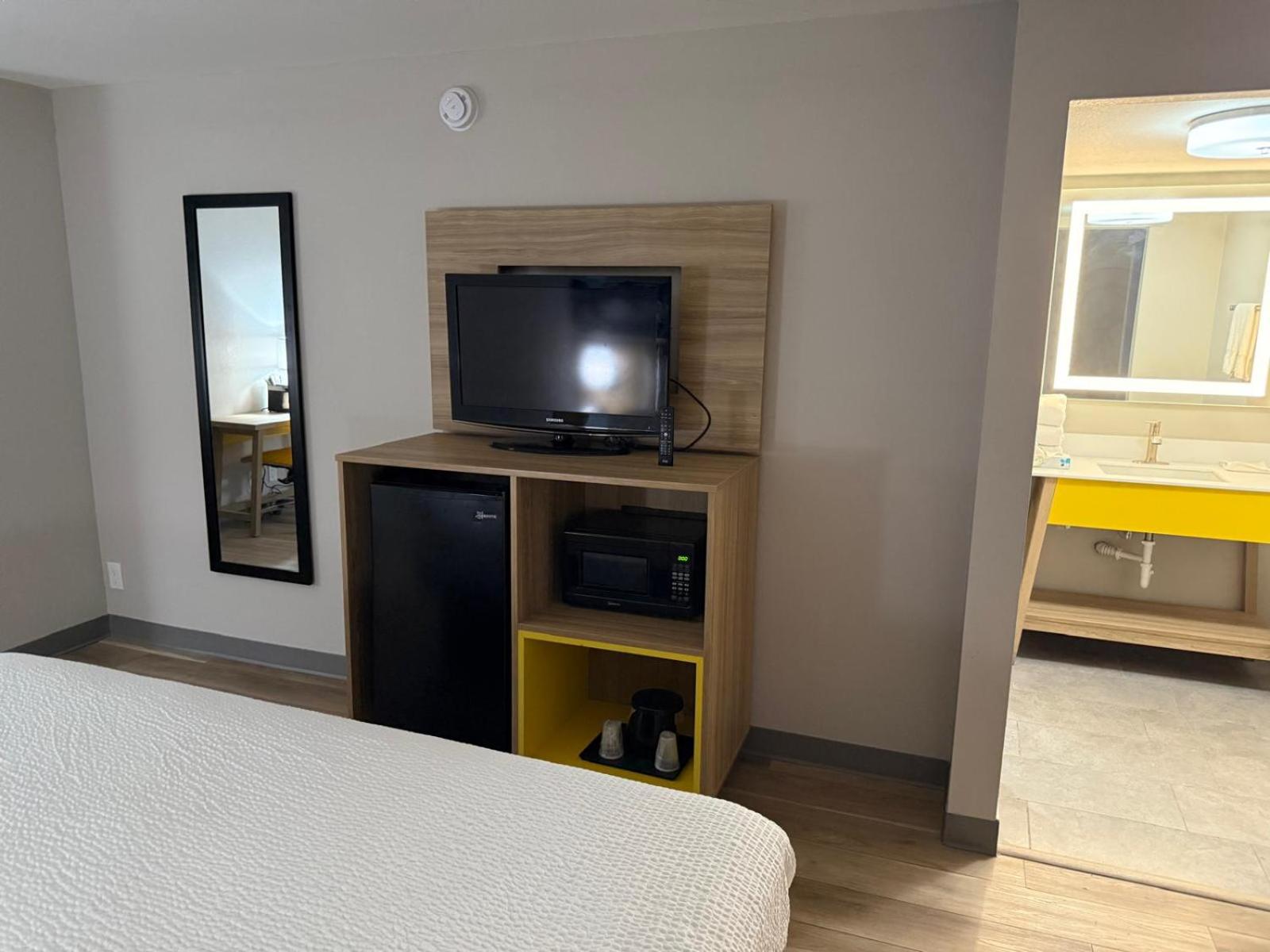 King Room - Non-Smoking - Photo 2