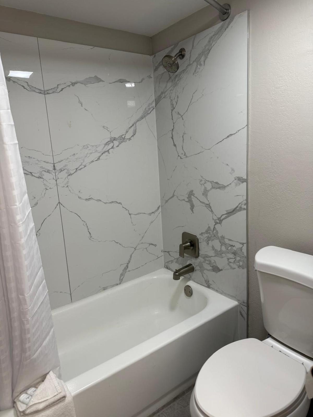 King Room - Non-Smoking - Photo 4