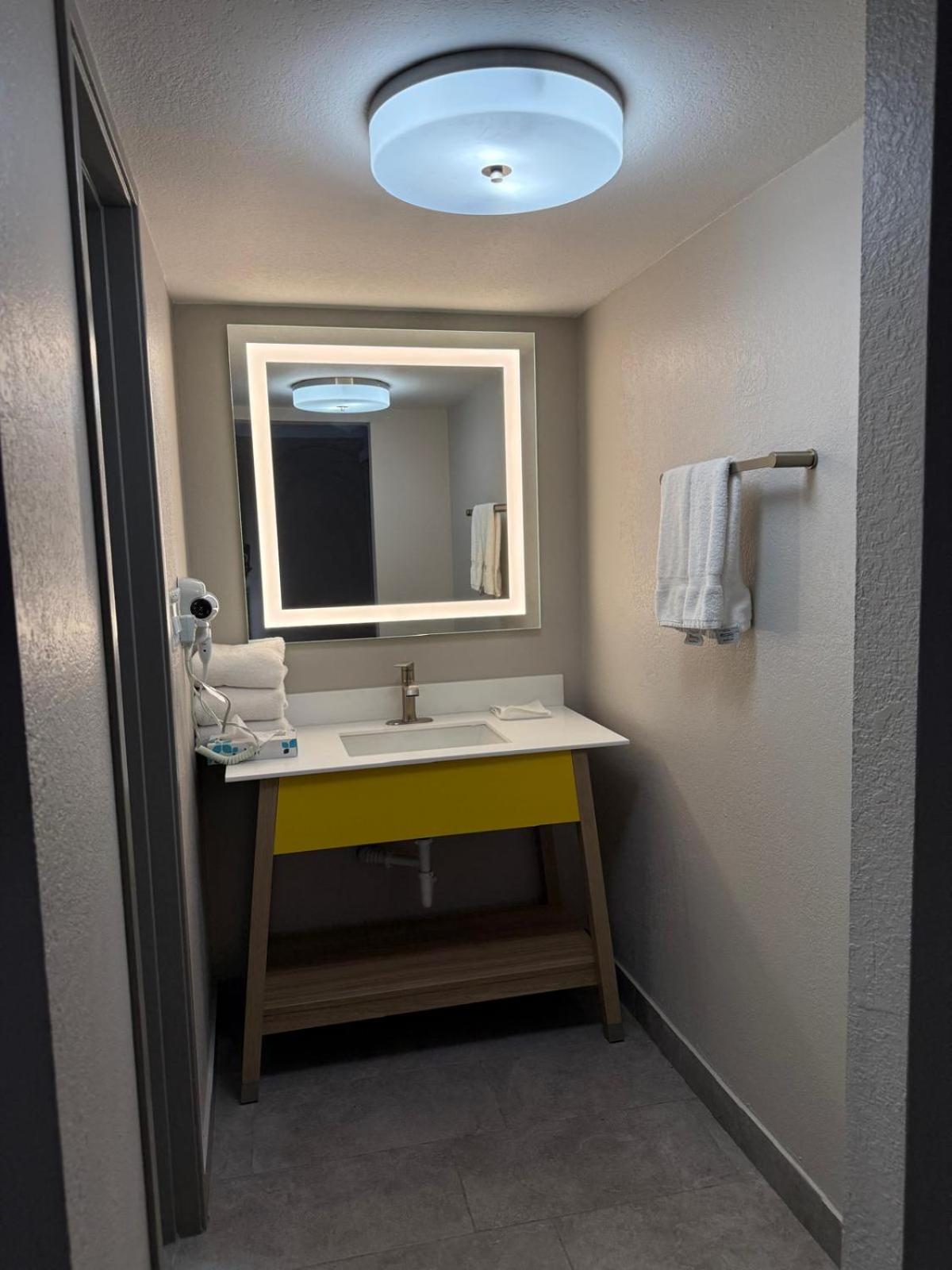 King Room - Non-Smoking - Photo 5