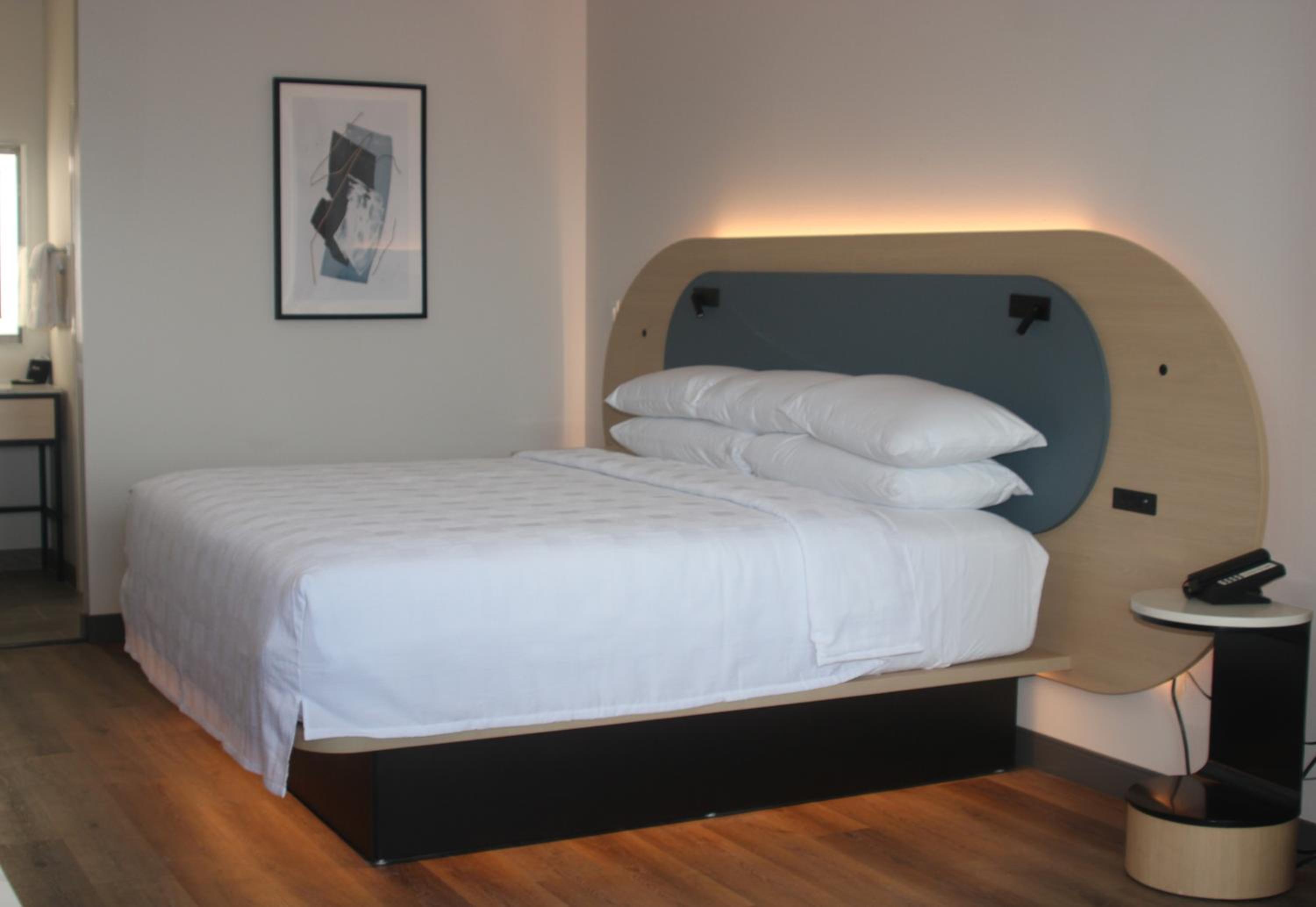 Premium Single King Room- Hearing Accessible - Photo 1