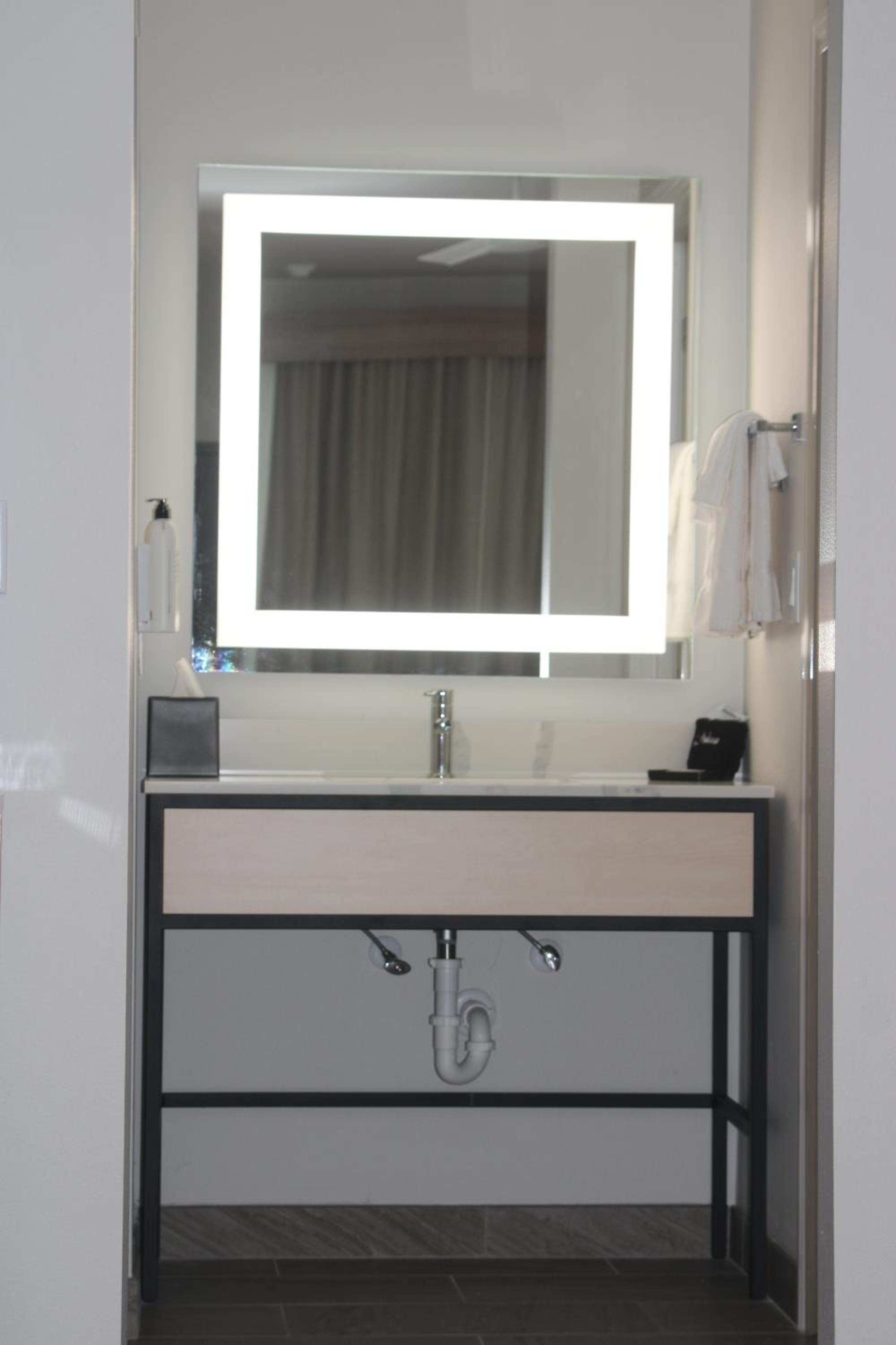 Premium Single King Room- Hearing Accessible - Photo 3