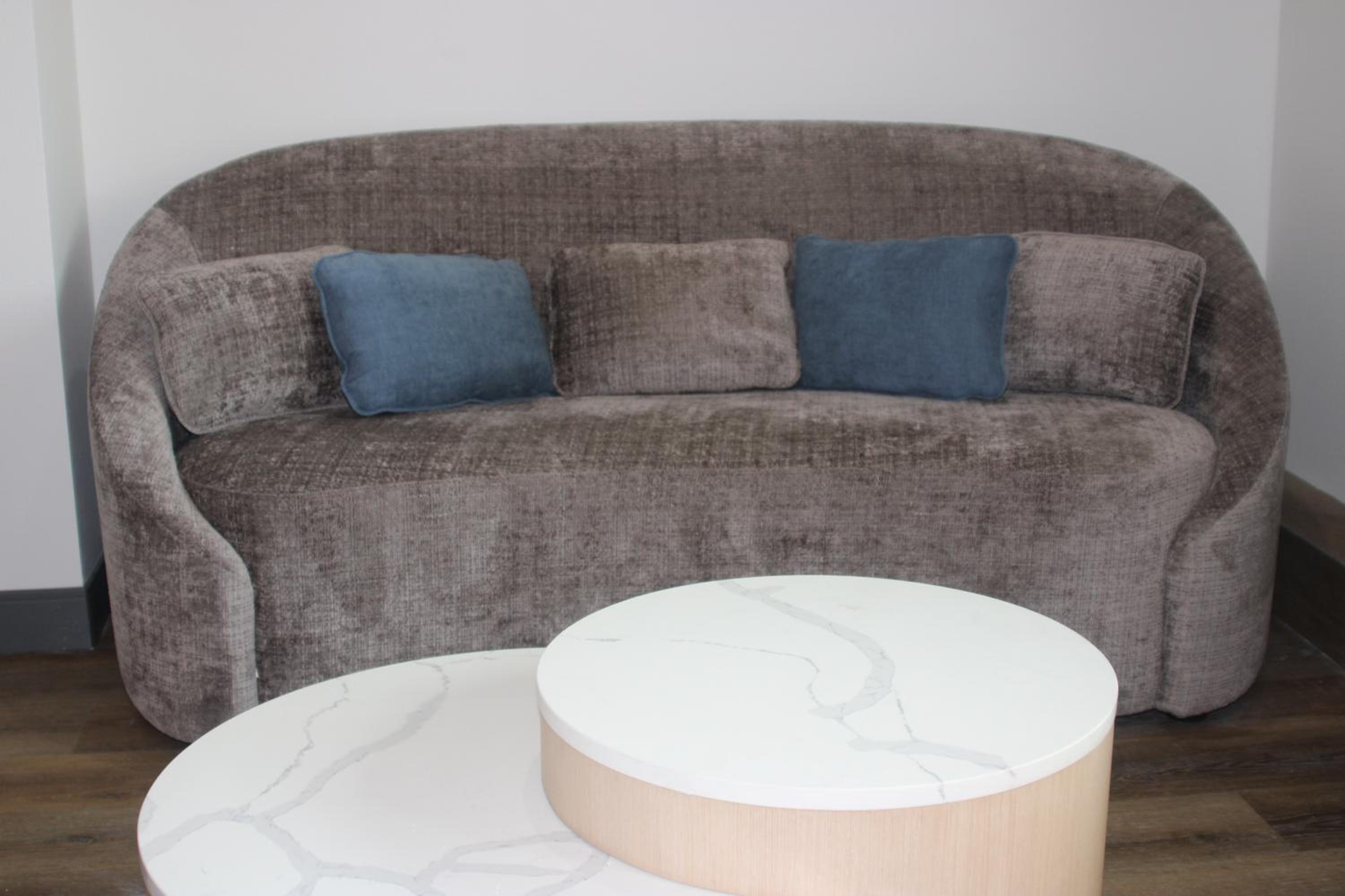 Premium Single King Room- Hearing Accessible - Photo 4
