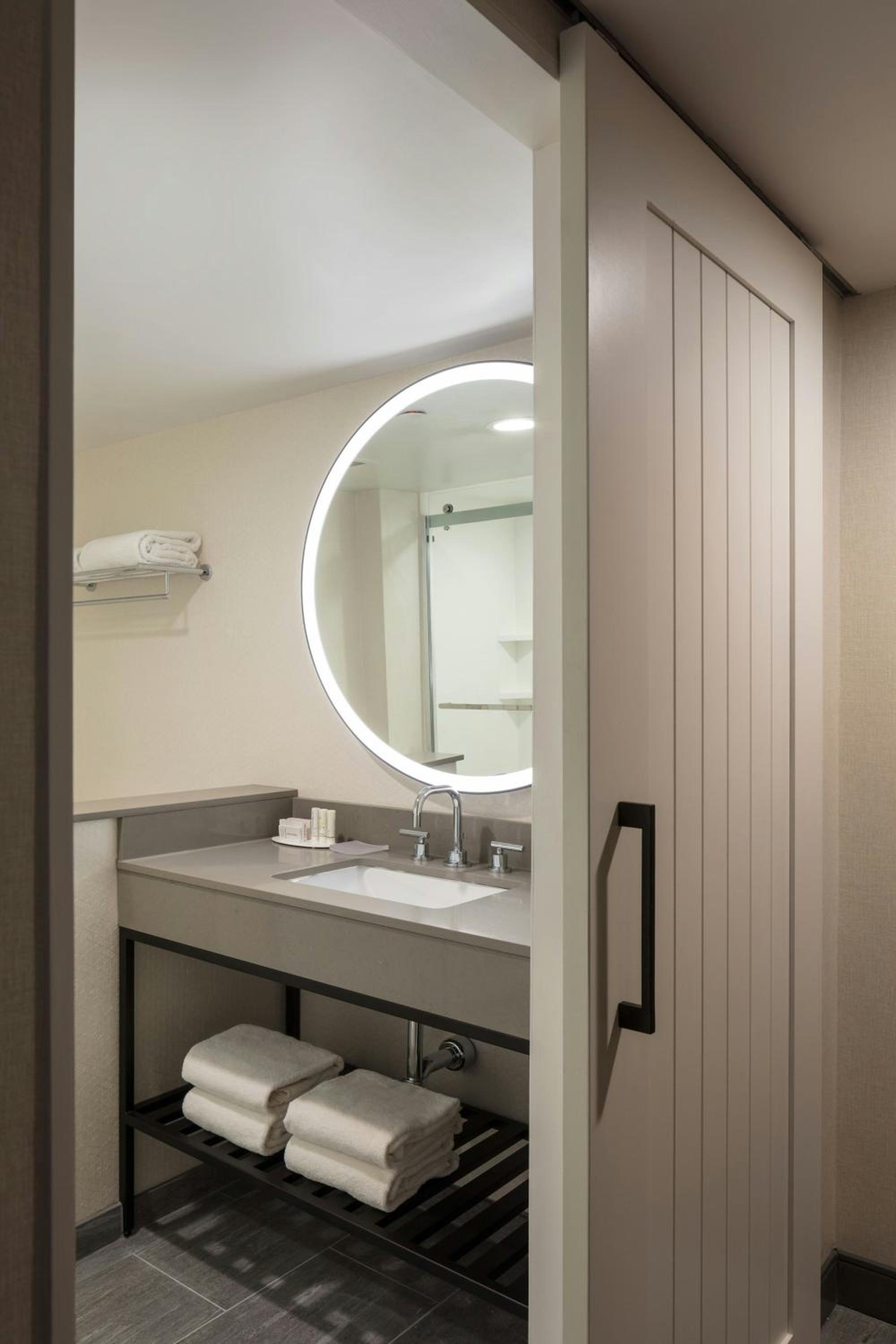 King Room with Adapted Tub - Mobility Accessible - Photo 6