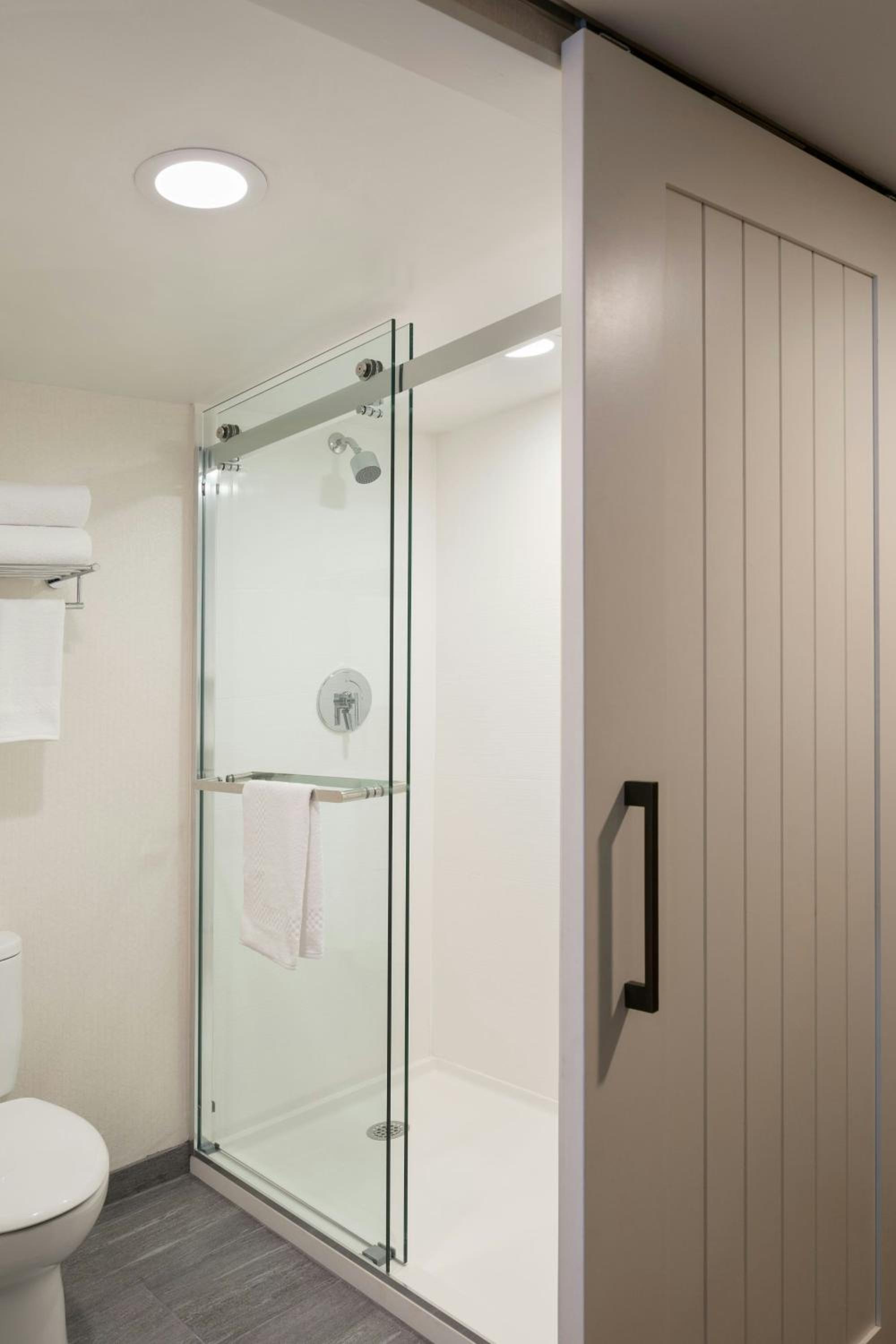 King Room with Adapted Tub - Mobility Accessible - Photo 8