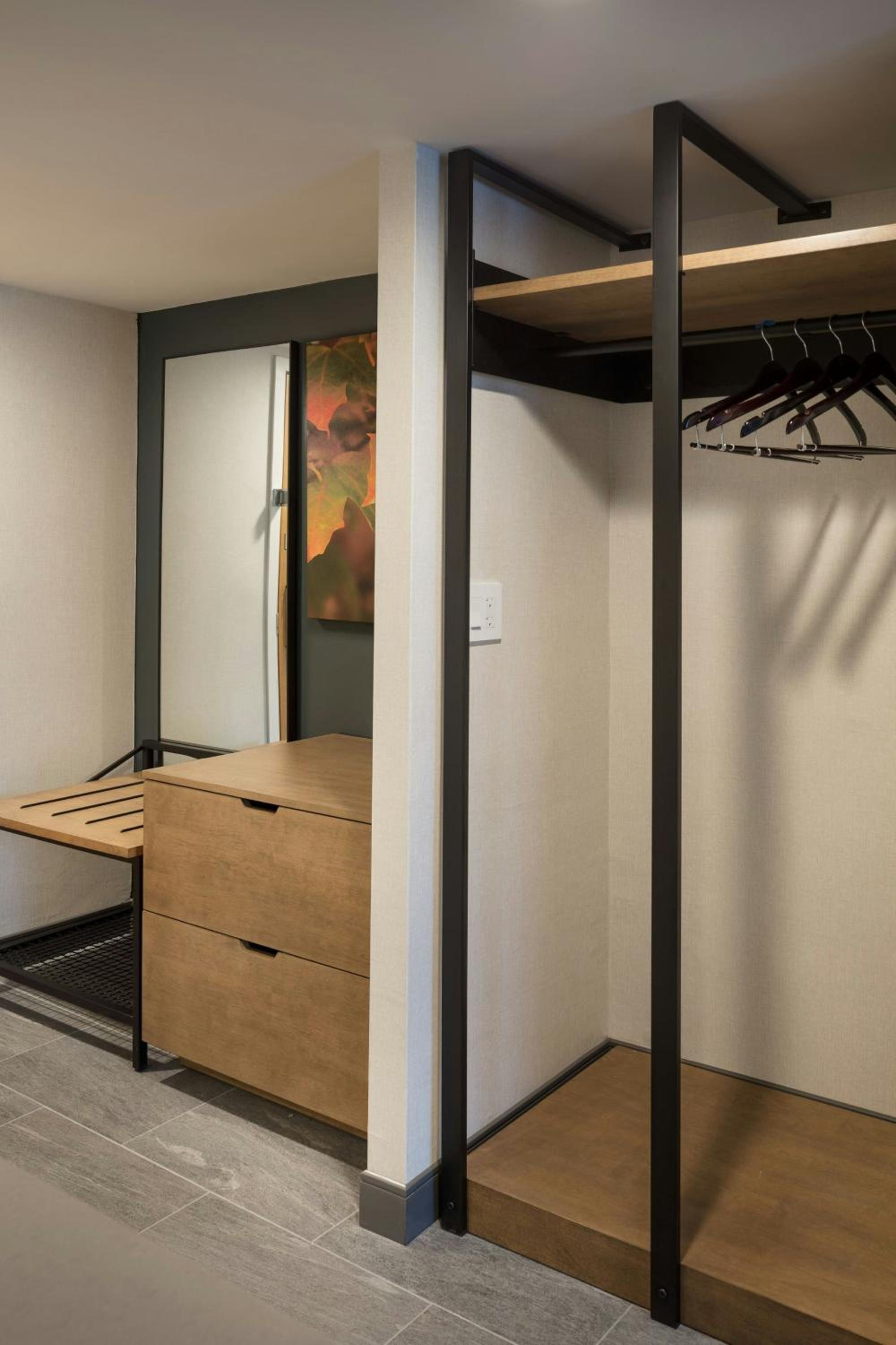 King Room with Adapted Tub - Mobility Accessible - Photo 4