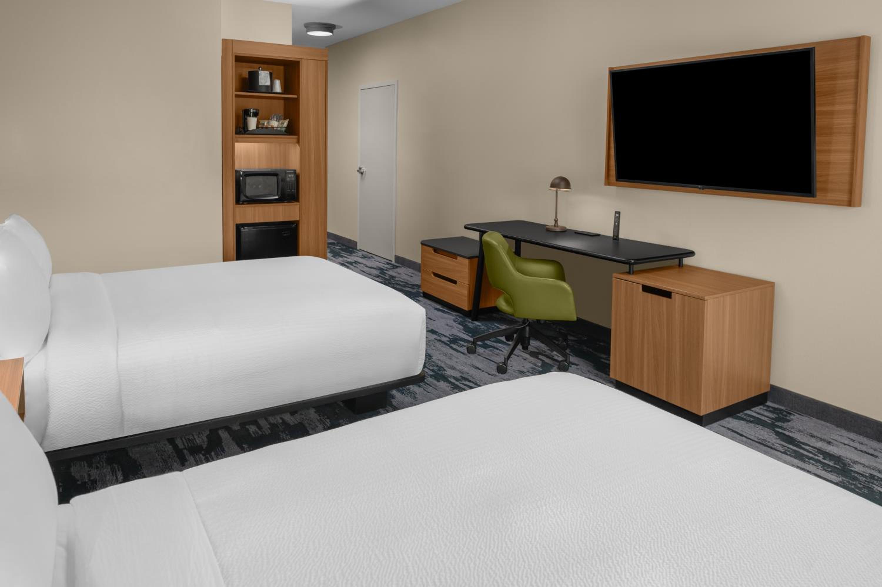 Queen Room with Two Queen Beds and Adapted Tub - Mobility Accessible - Photo 2