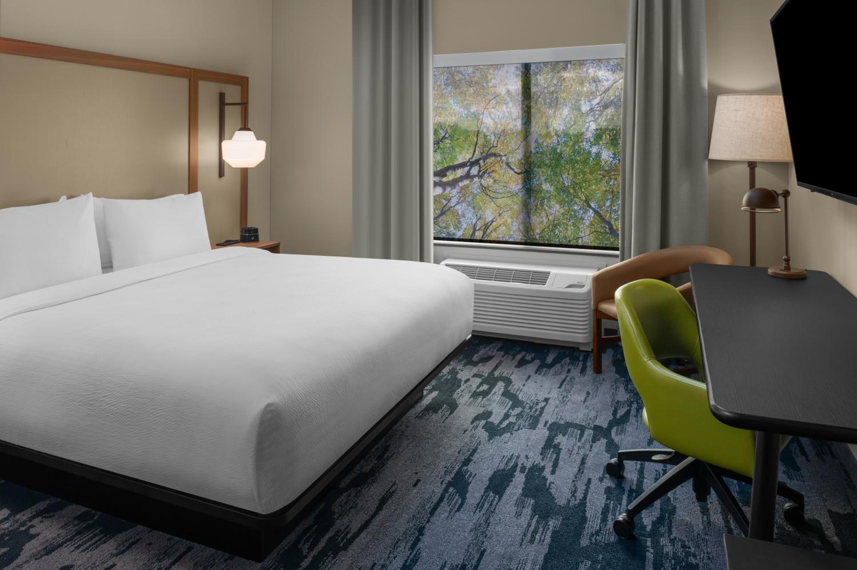 King Room with Roll-in Shower - Mobility Accessible