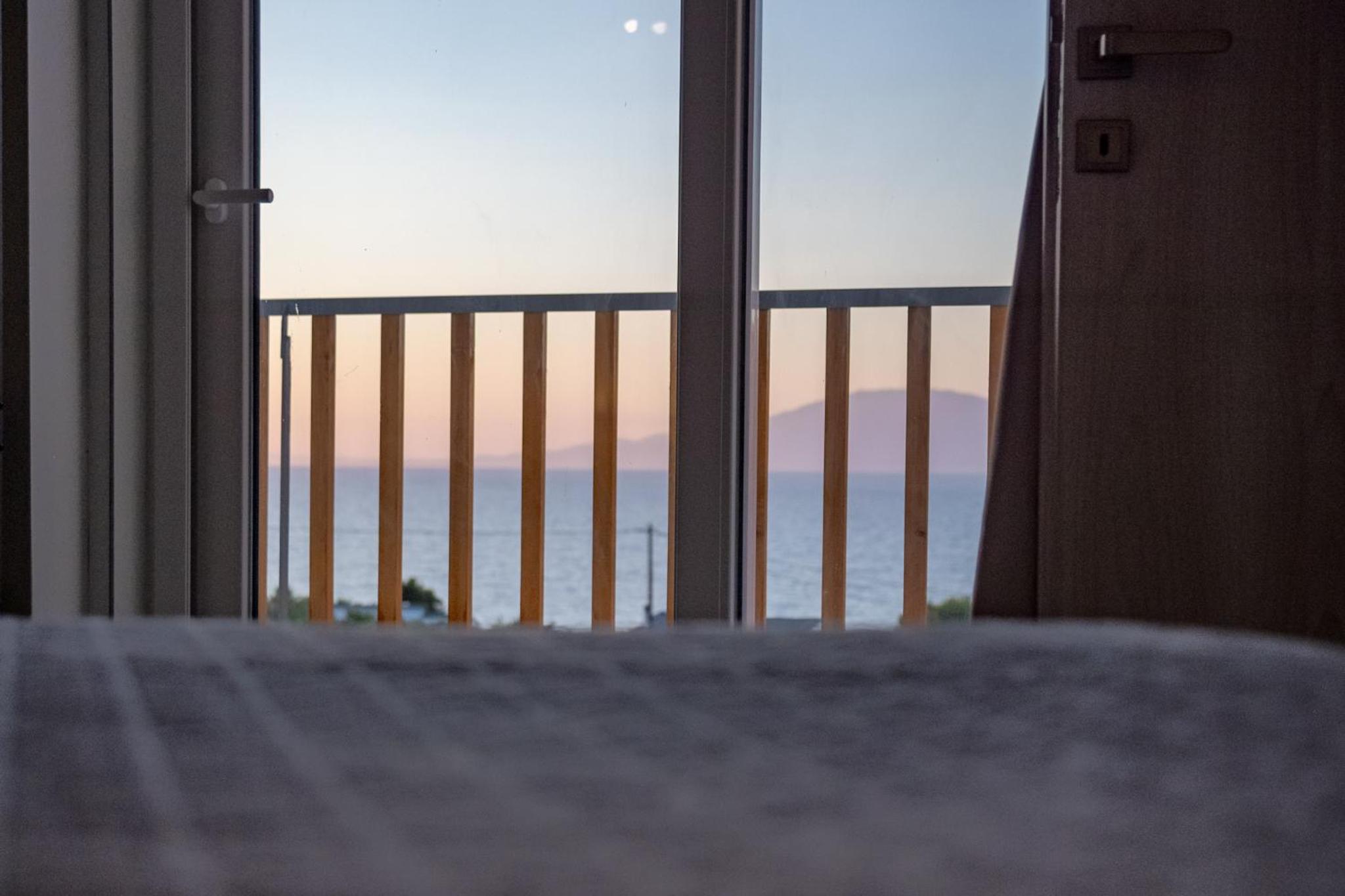One-Bedroom Apartment with Balcony and Sea View photo 3