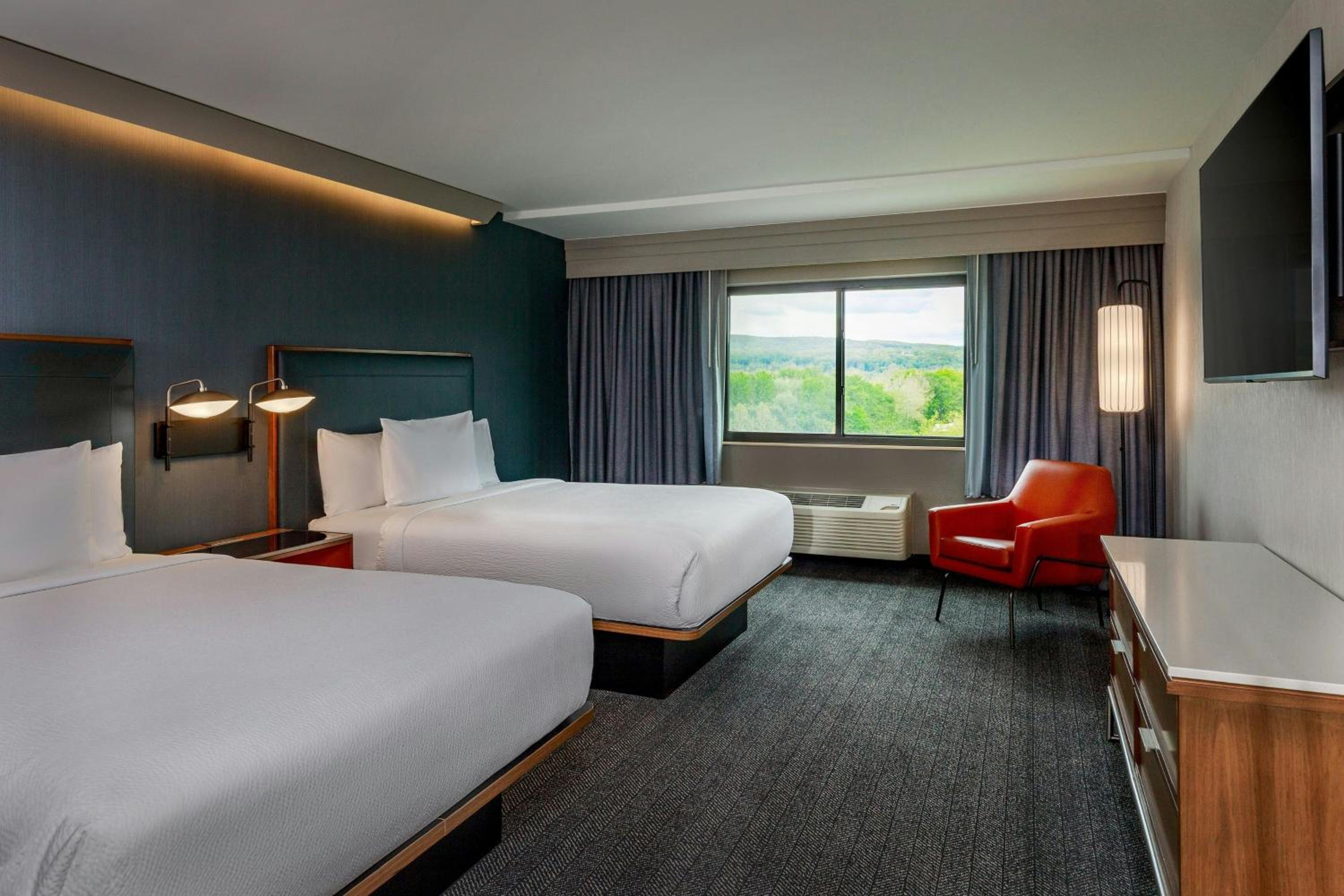 One-Bedroom Queen Suite with Two Queen Beds, Bathtub and Sofa Bed - Mobility Access/Hearing Accessible photo 1