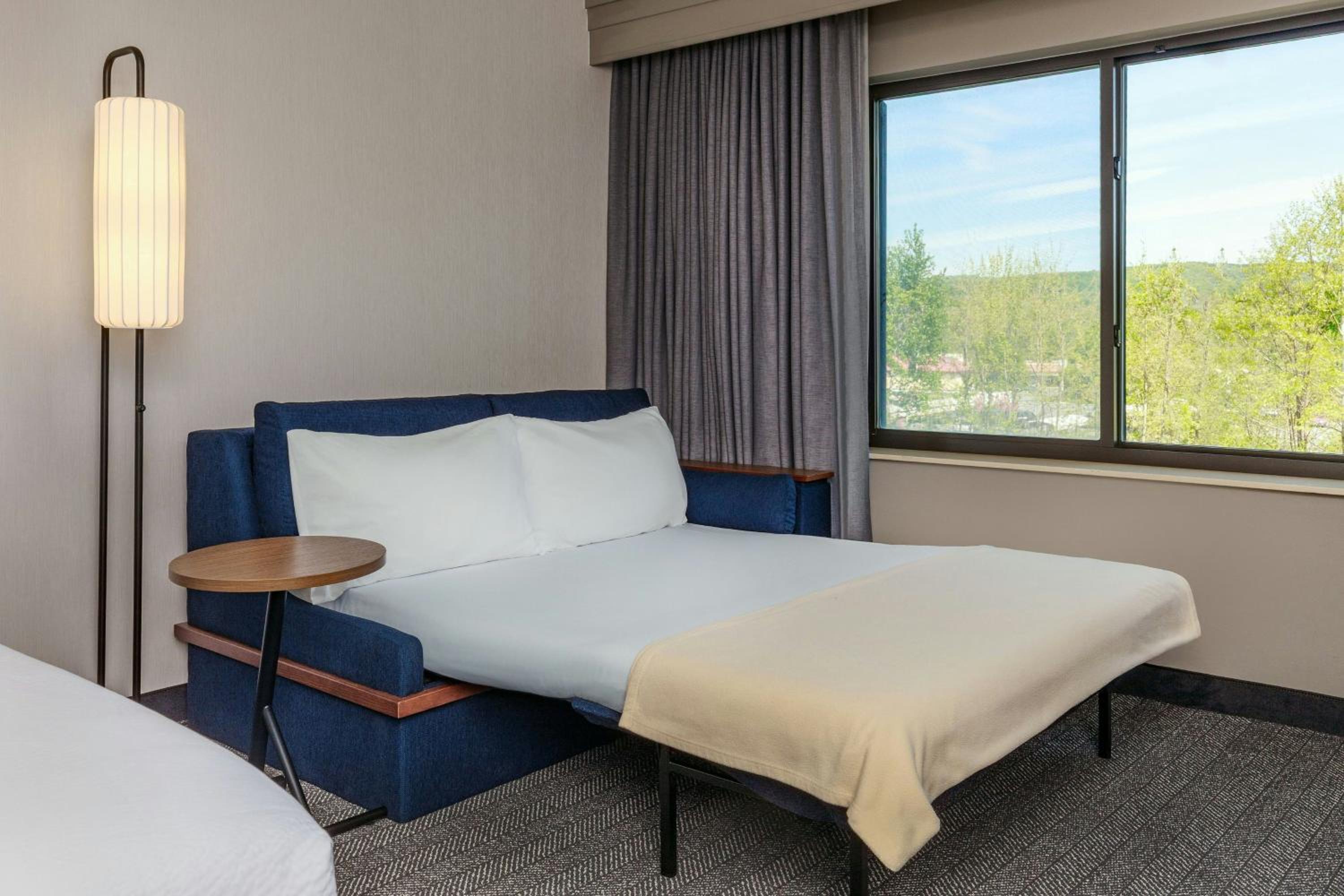 One-Bedroom Queen Suite with Two Queen Beds, Bathtub and Sofa Bed - Mobility Access/Hearing Accessible photo 3