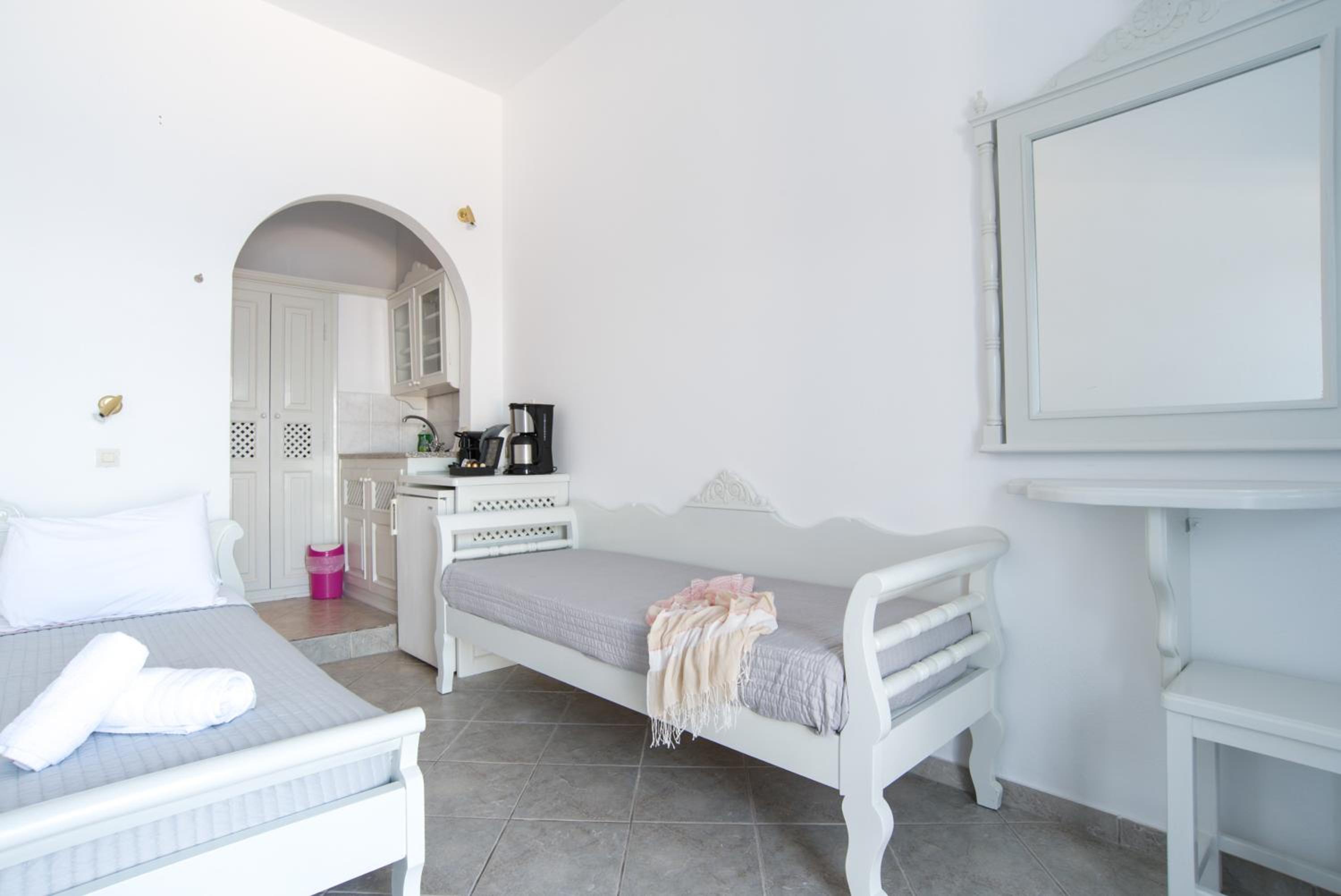 Standard Double Room with Caldera View - Photo 10