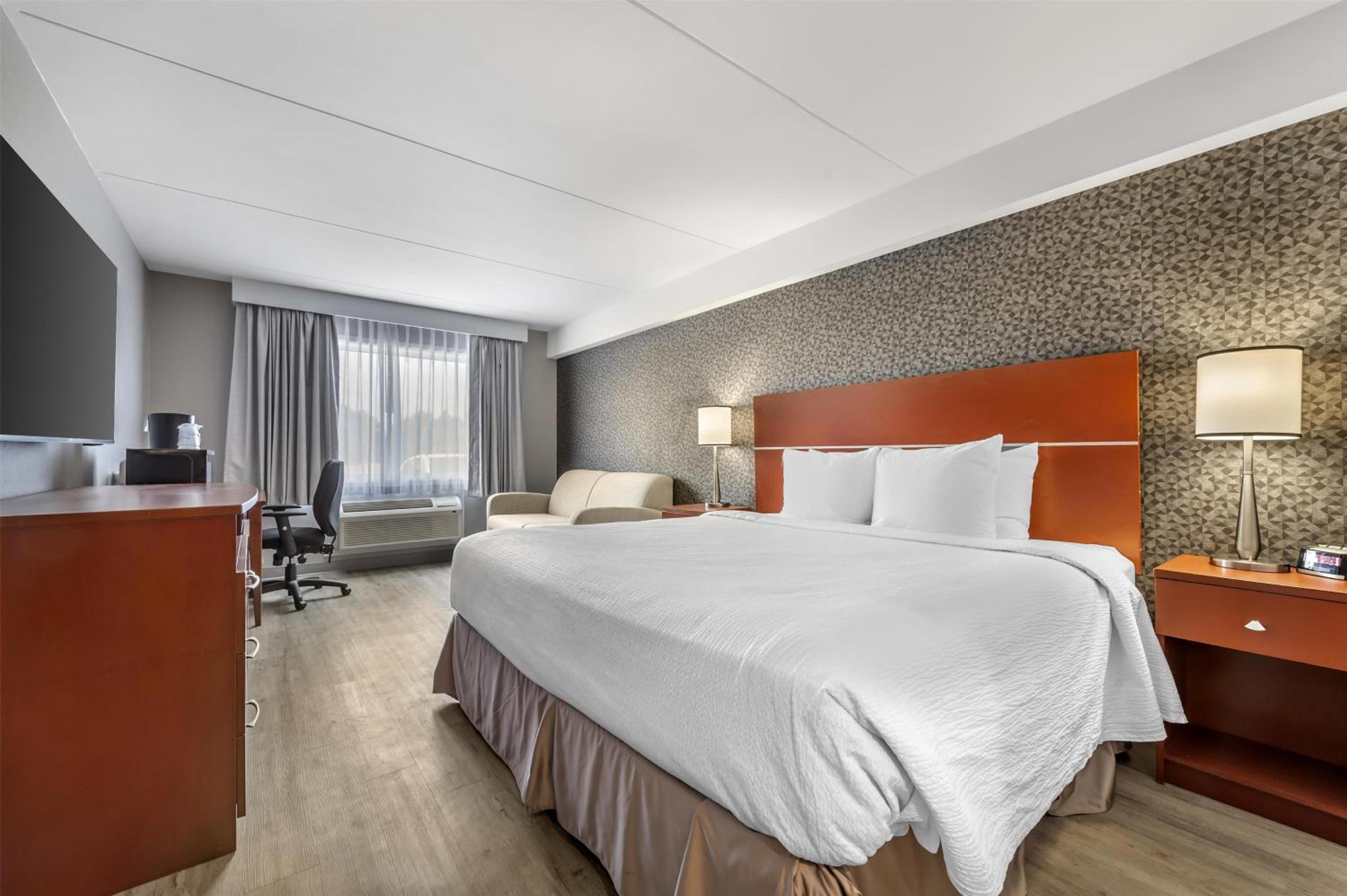 Deluxe King Room with Sofa Bed - Non-Smoking - Photo 1
