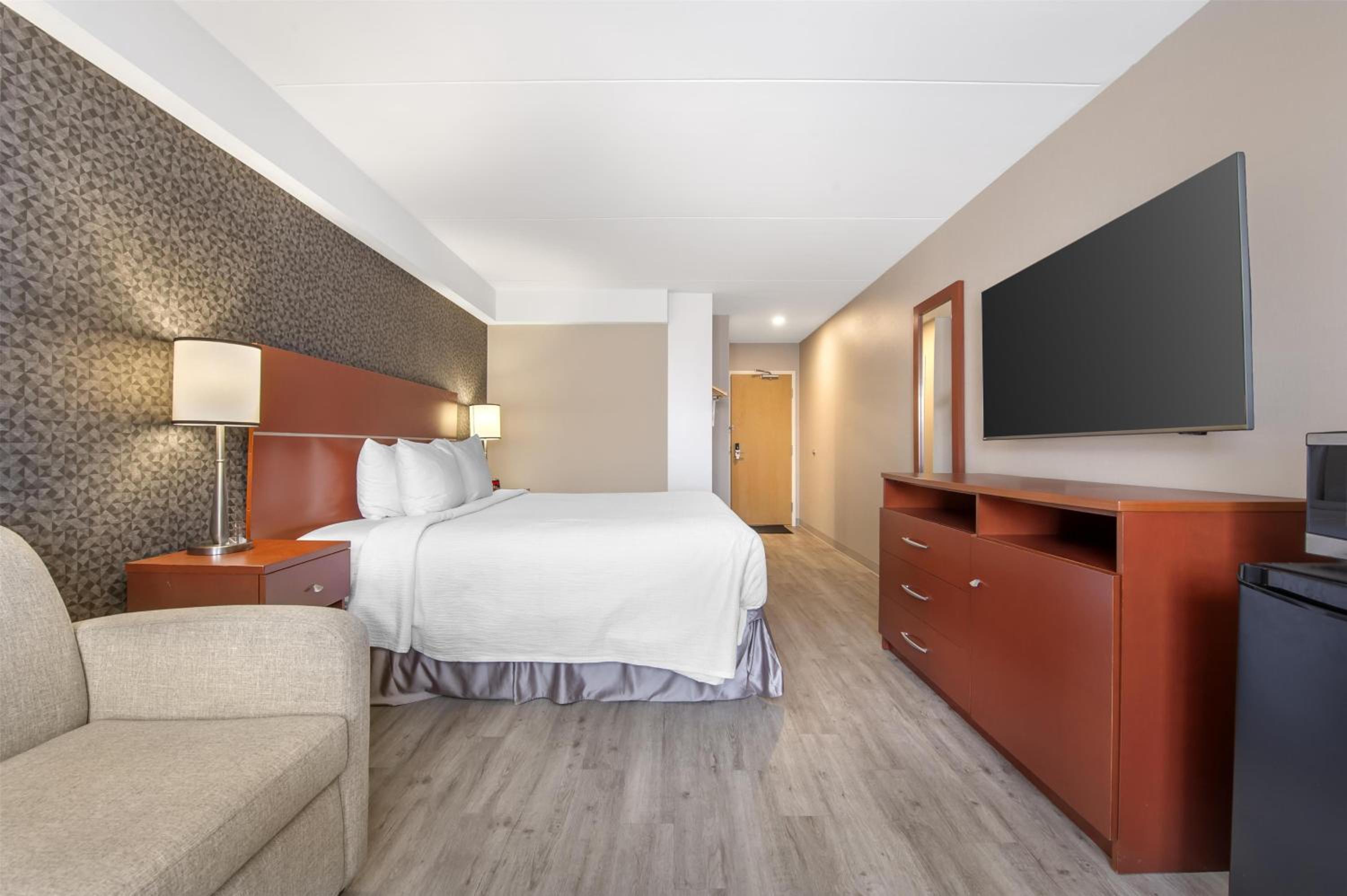 Deluxe King Room with Sofa Bed - Non-Smoking - Photo 2