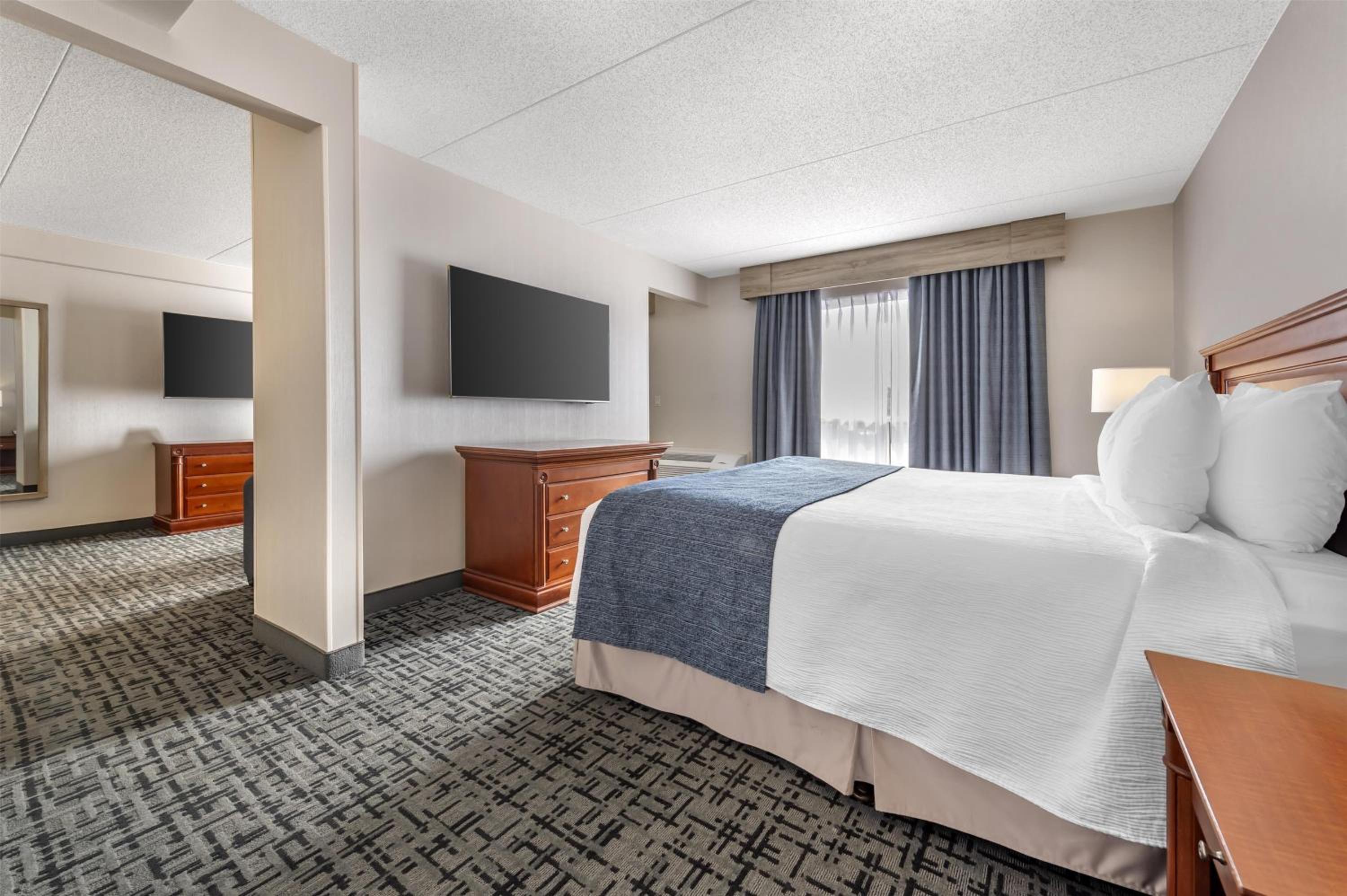 King Suite with Spa Bath - Photo 3