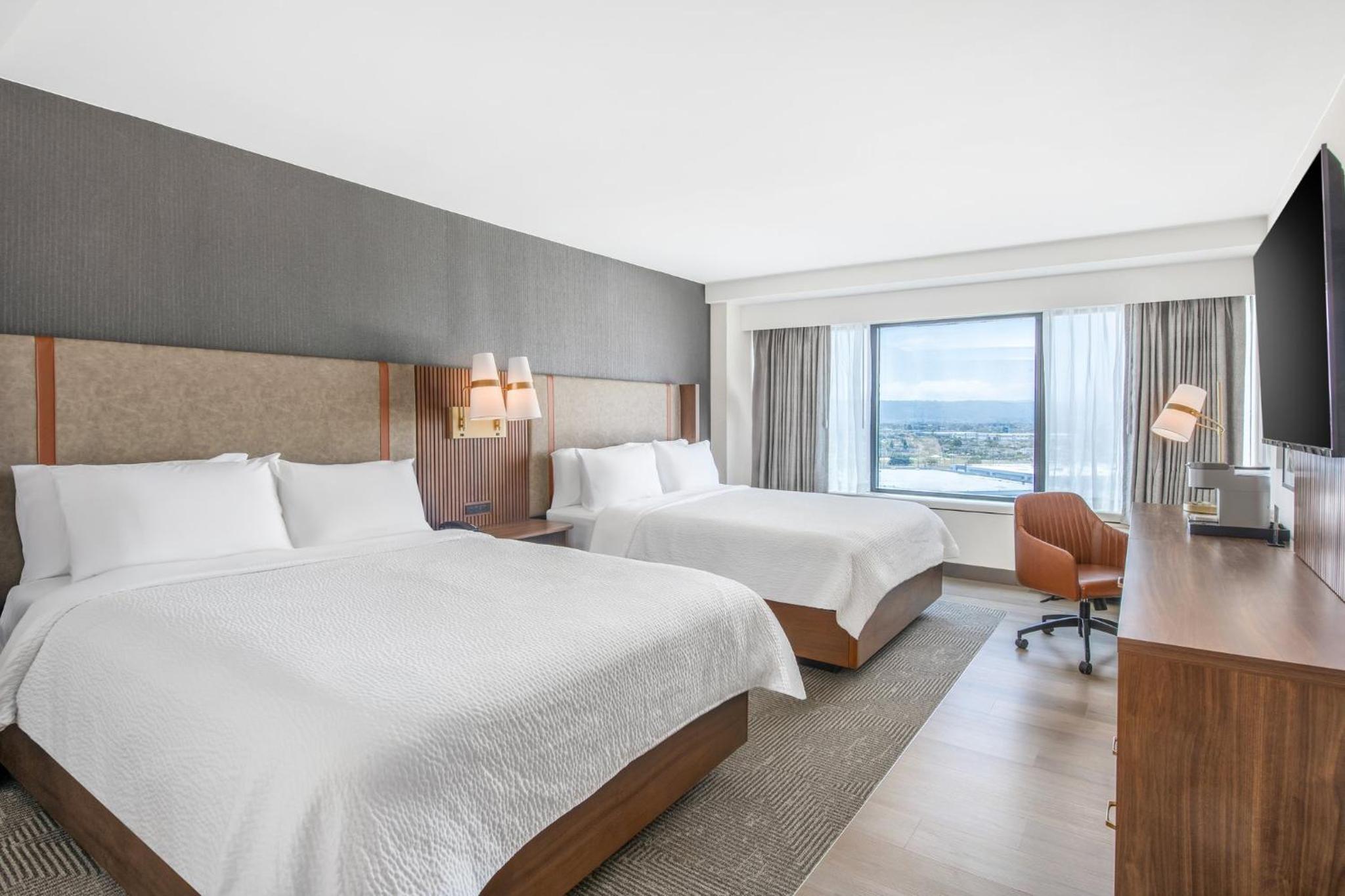 Standard Queen Room with Two Queen Beds - High Floor - Photo 2