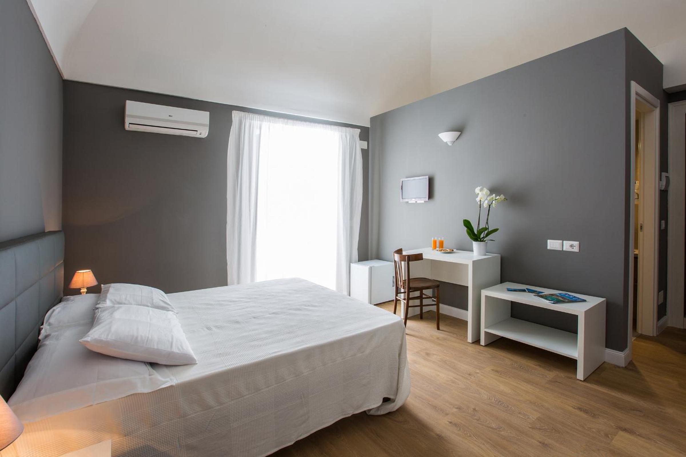 Deluxe Double Room - Photo 19