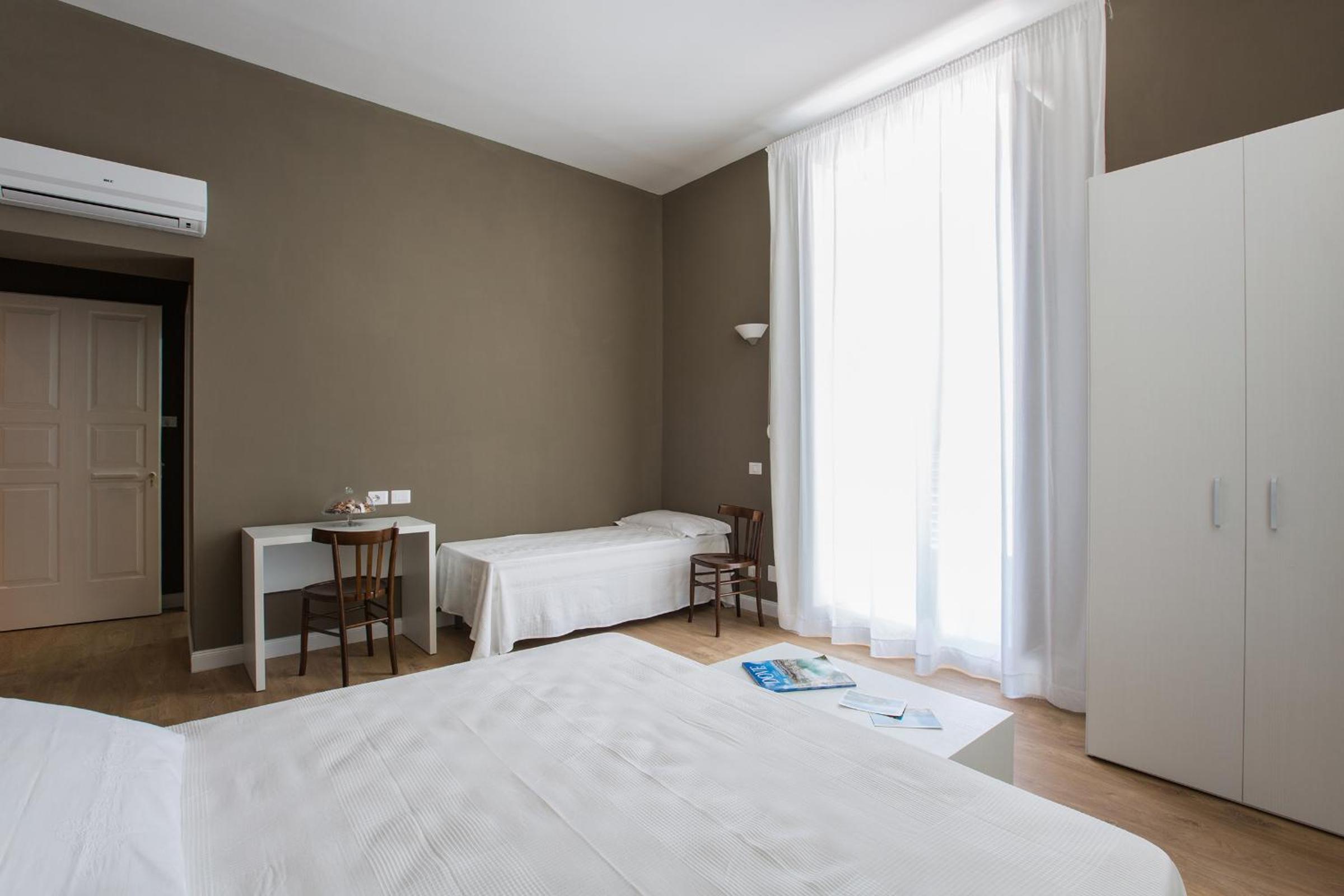 Deluxe Double Room - Photo 12