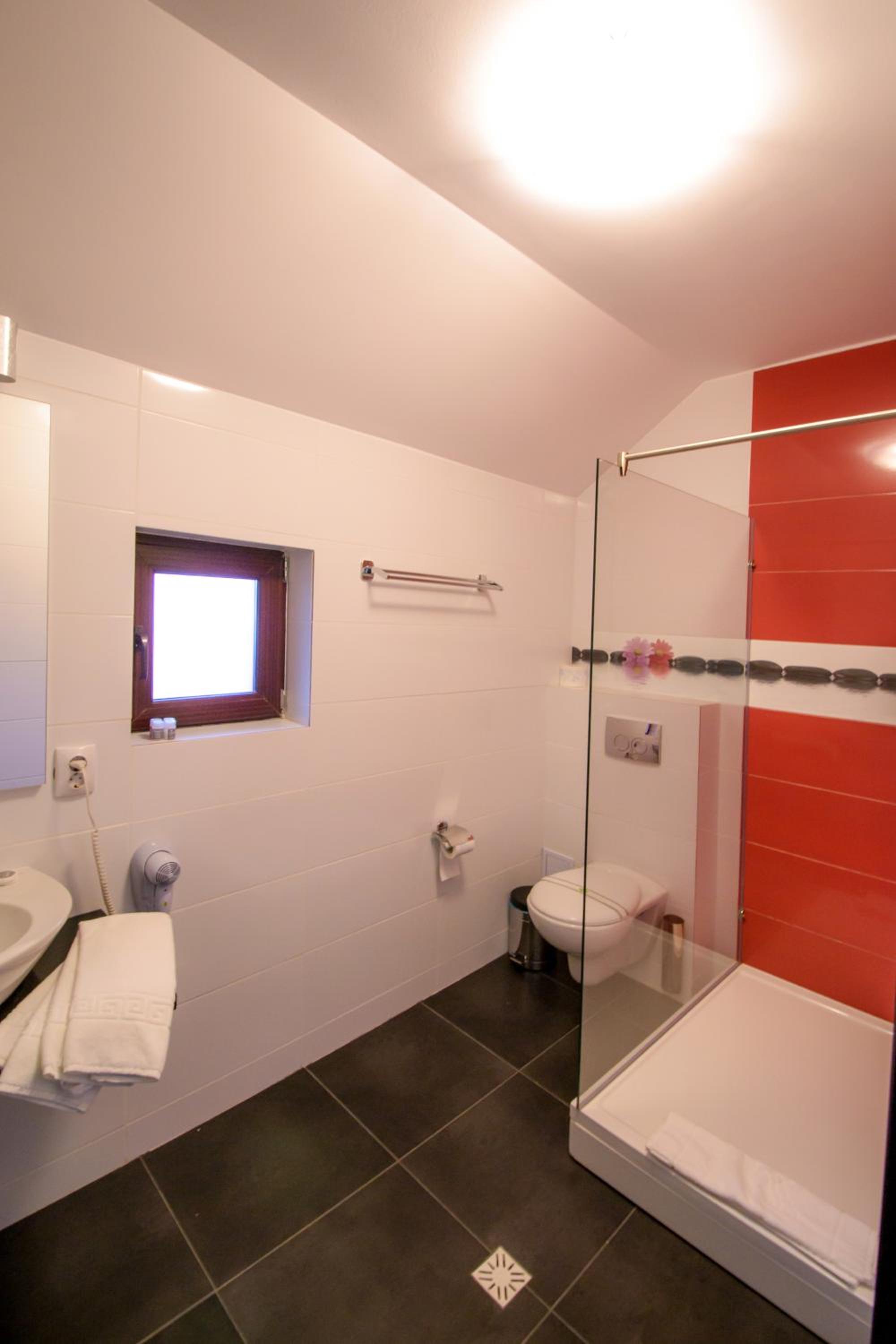 Twin Room - Photo 3