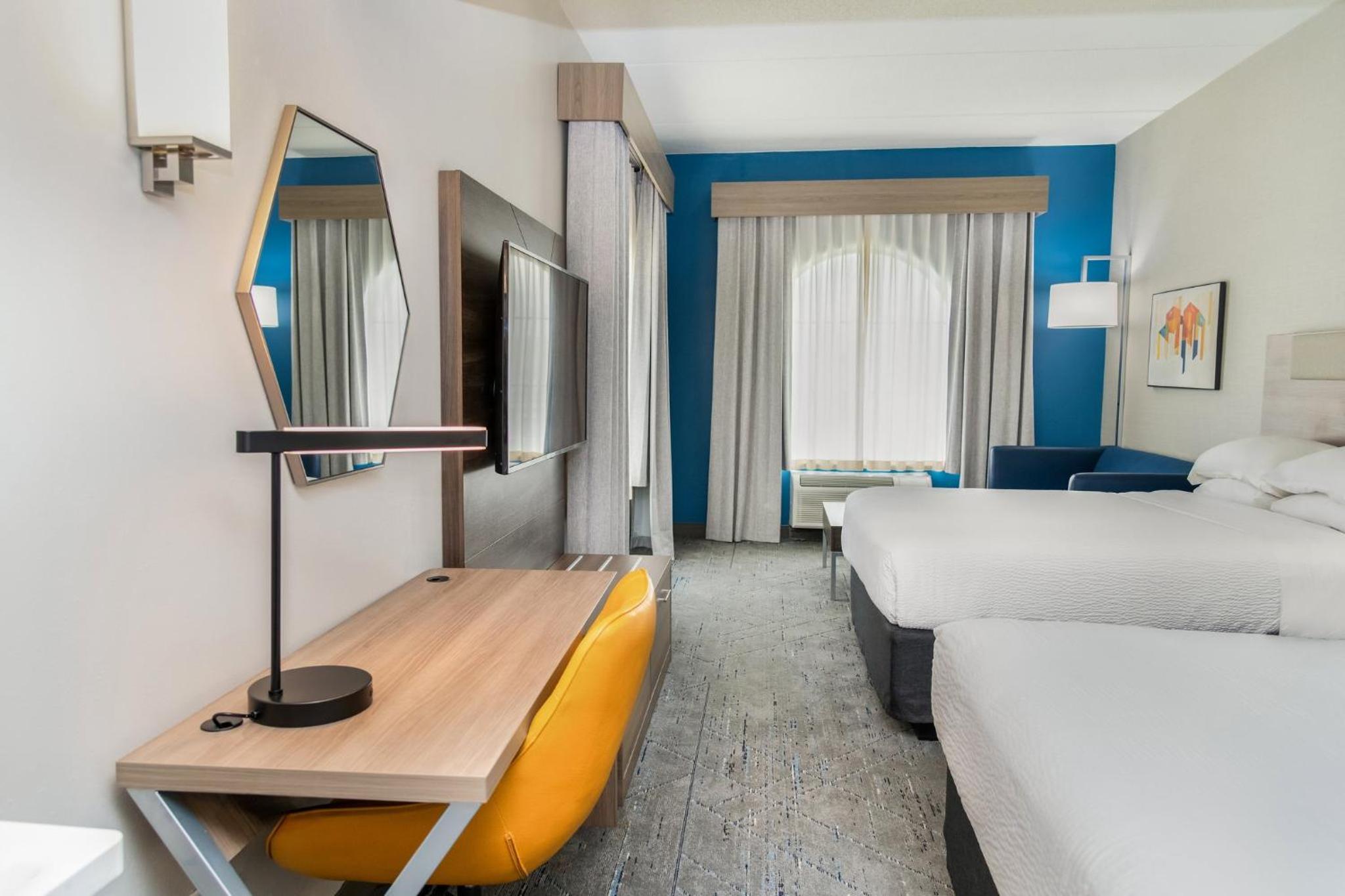 Queen Suite with Two Queen Beds and Sofa Bed - Photo 7