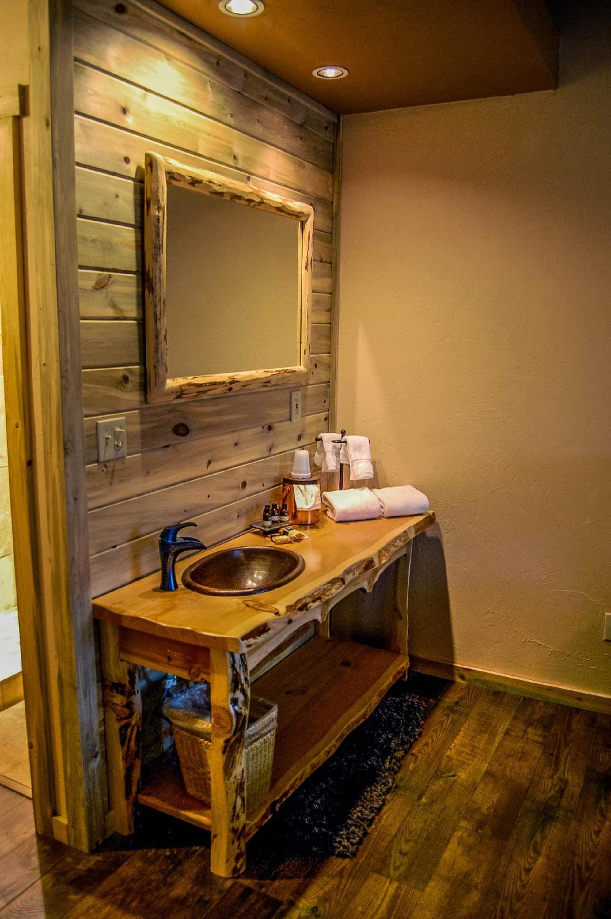 Deluxe King Room - Photo 5