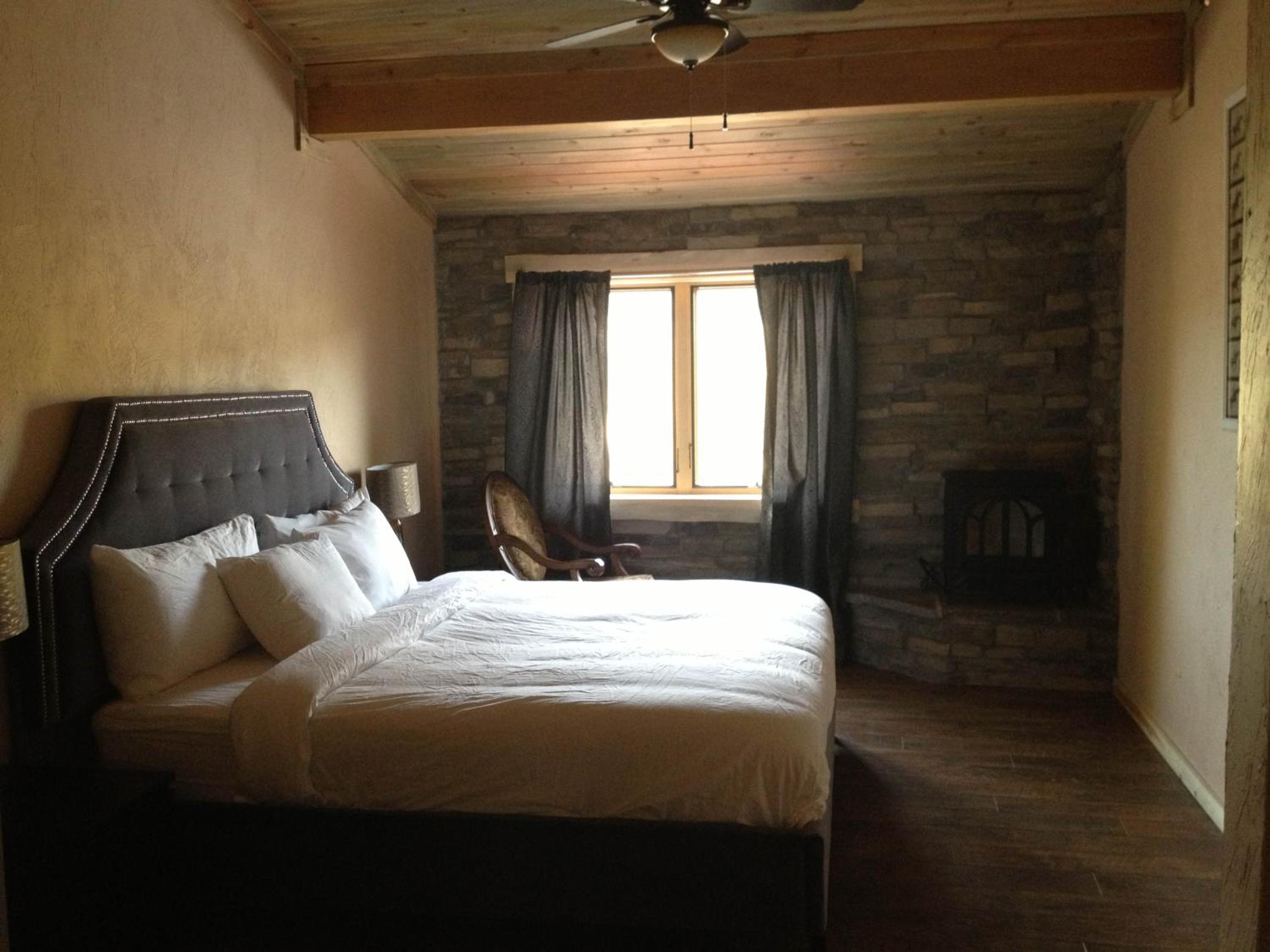 Deluxe King Room - Photo 7