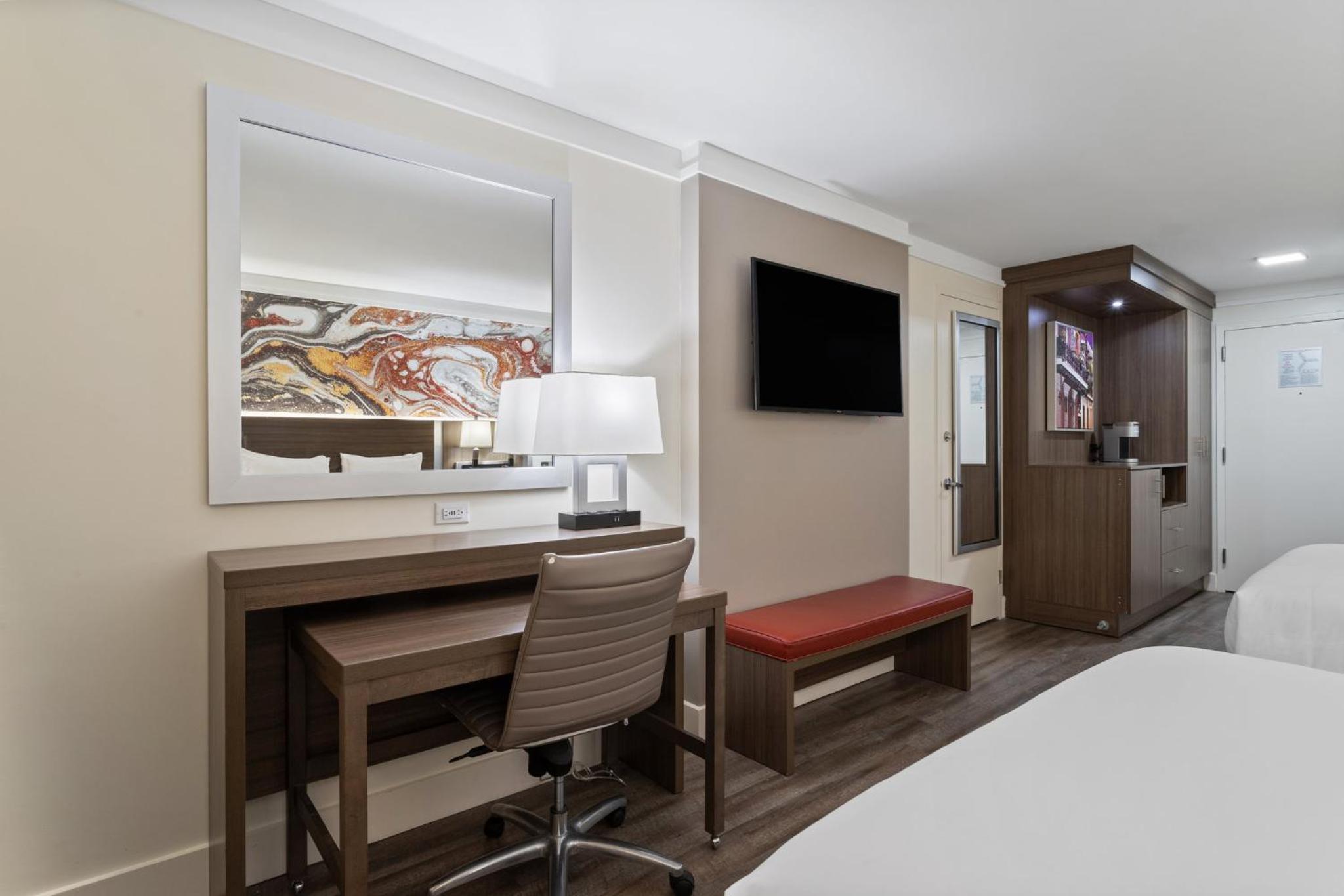 Standard Queen Room with Two Queen Beds - Photo 4