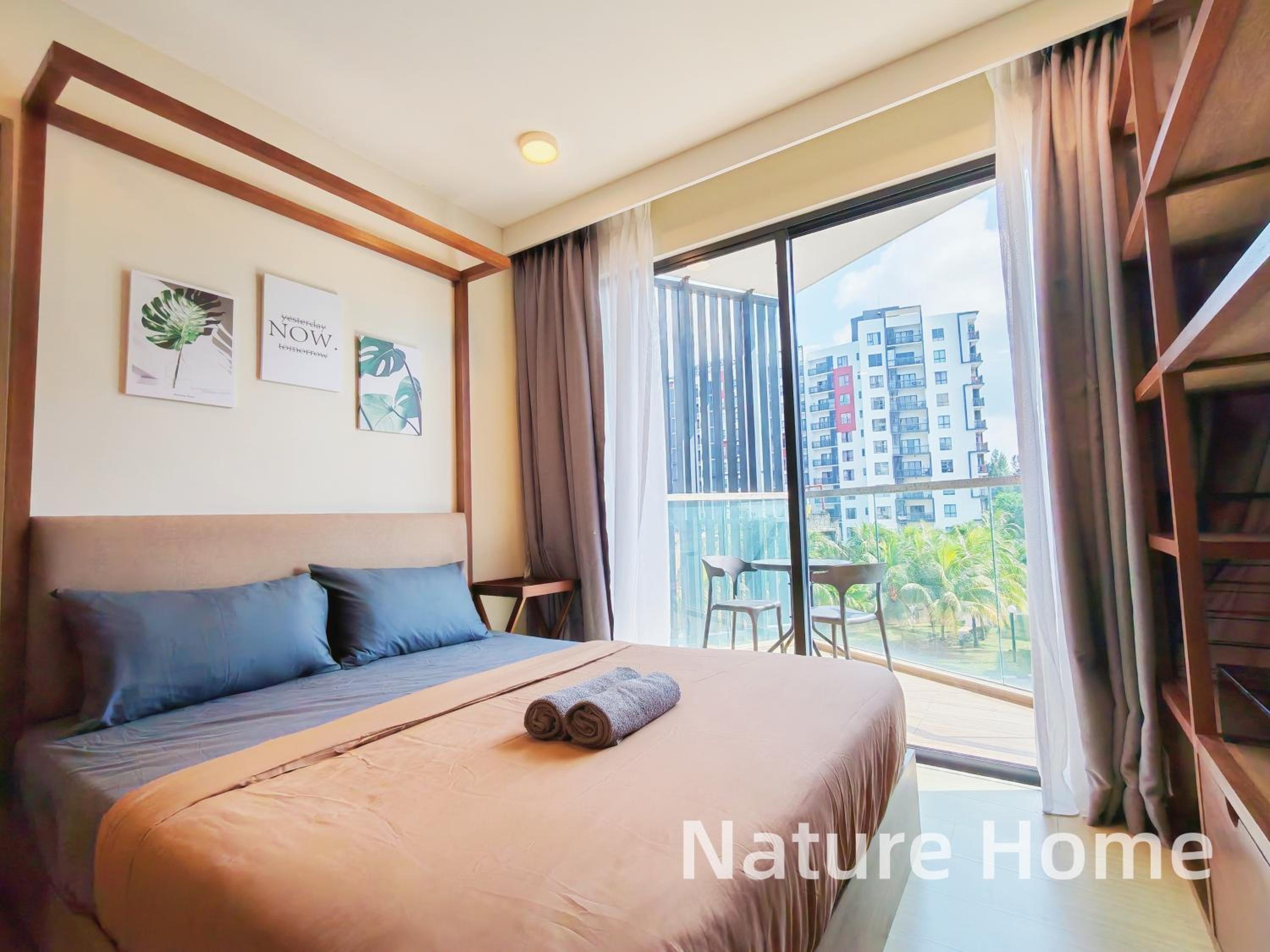 Studio Apartment with Balcony - Photo 2