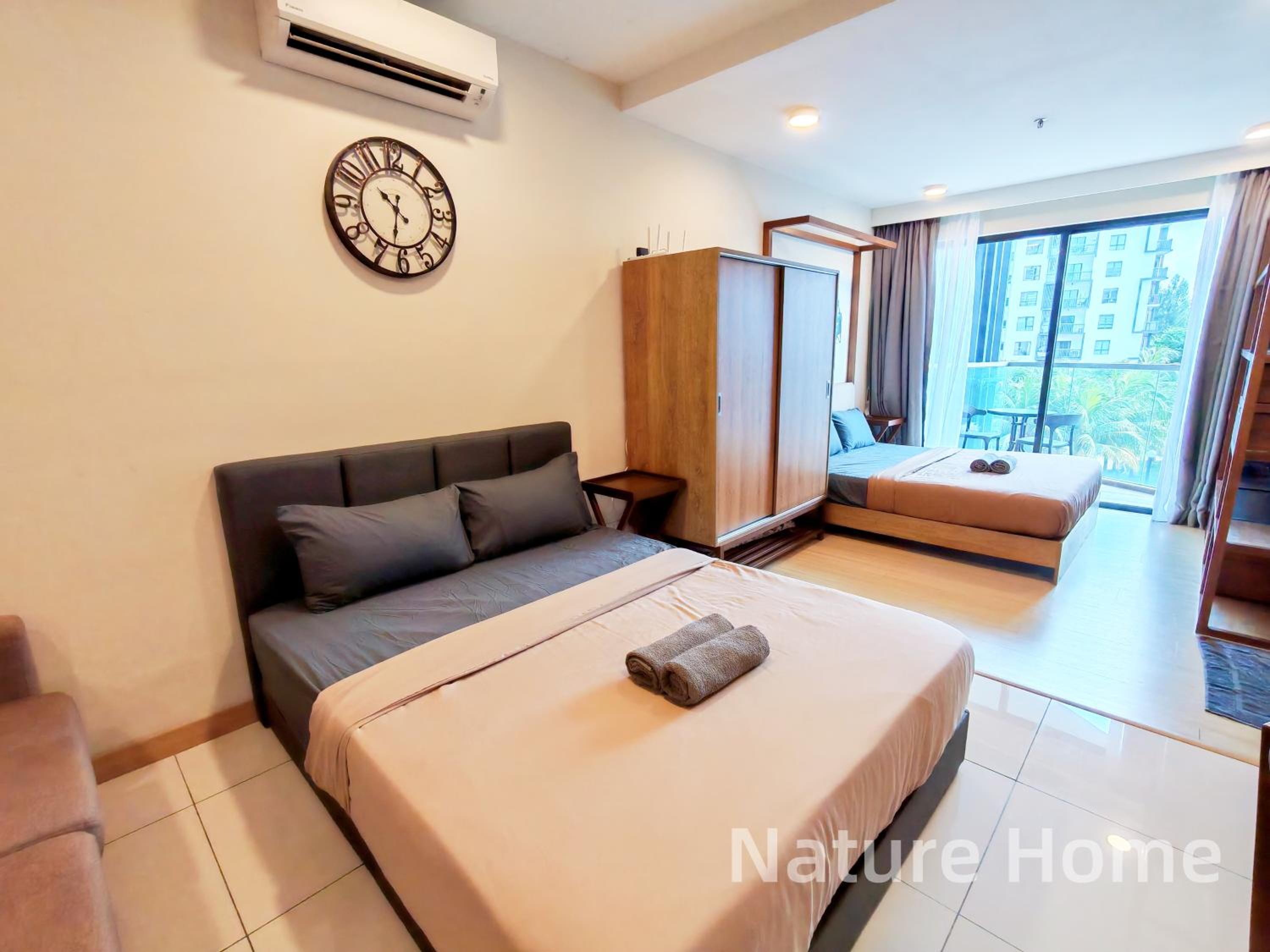 Studio Apartment with Balcony - Photo 3