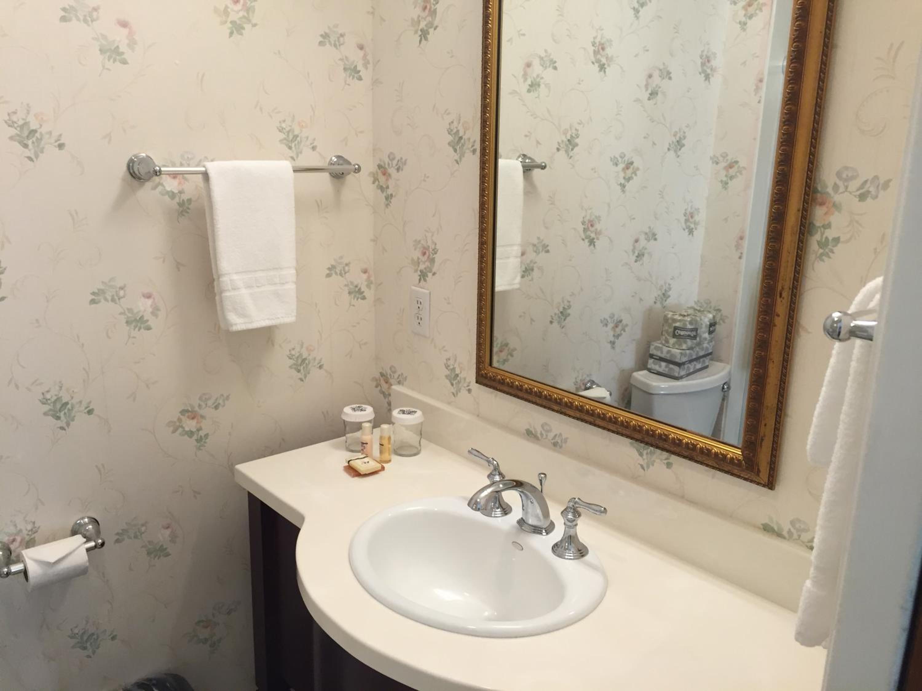 Standard Queen Room - Photo 5