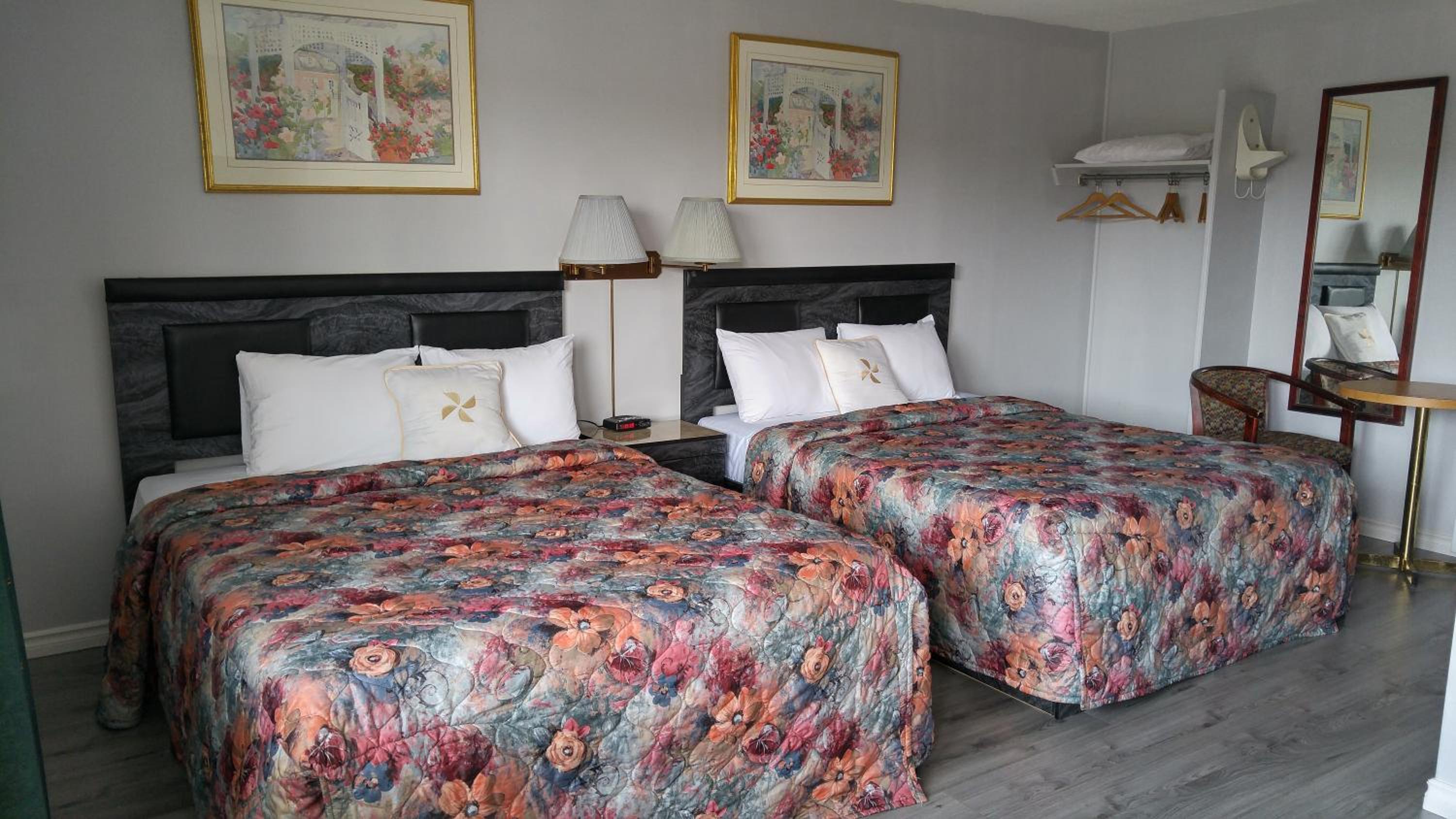 Queen Room with Two Queen Beds - Photo 2