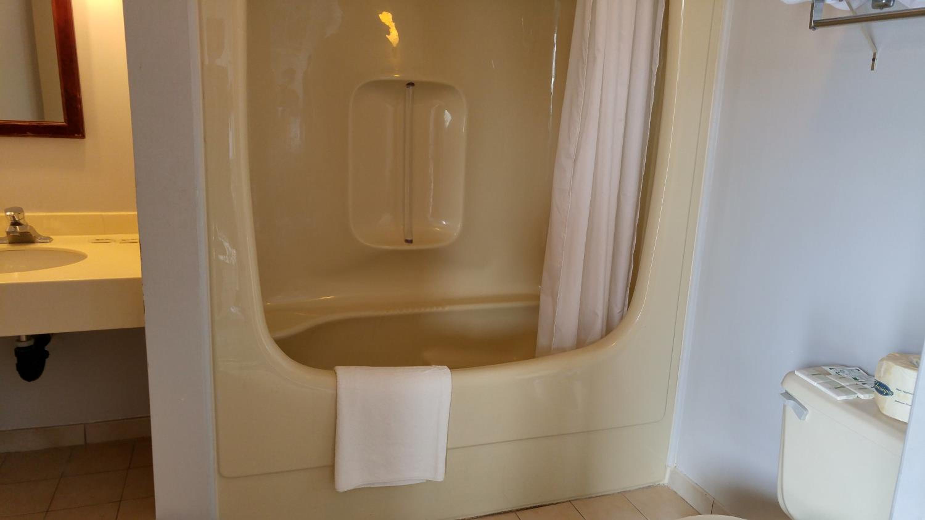 Queen Room with Two Queen Beds - Photo 4