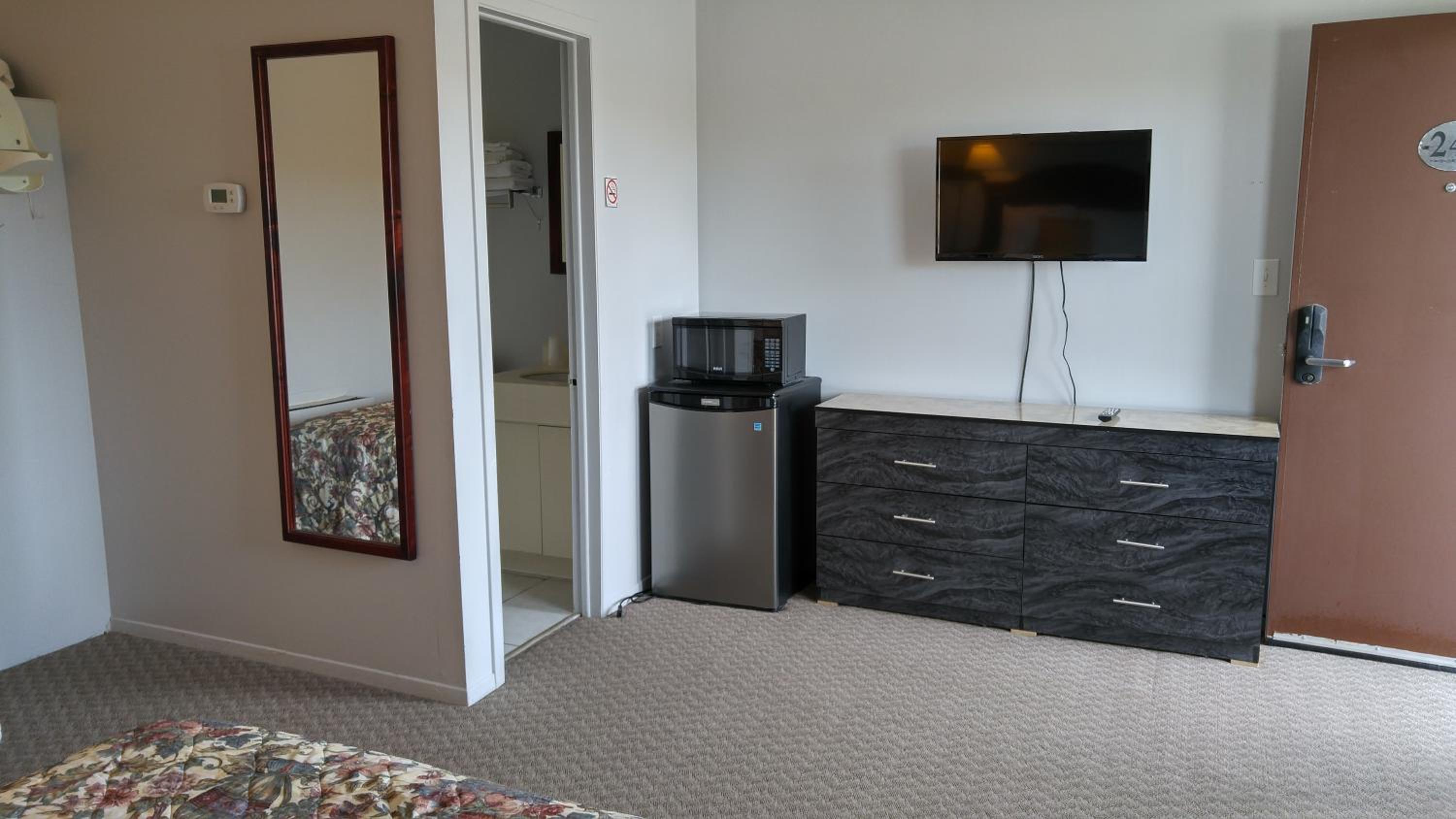 Queen Room with Two Queen Beds - Photo 3